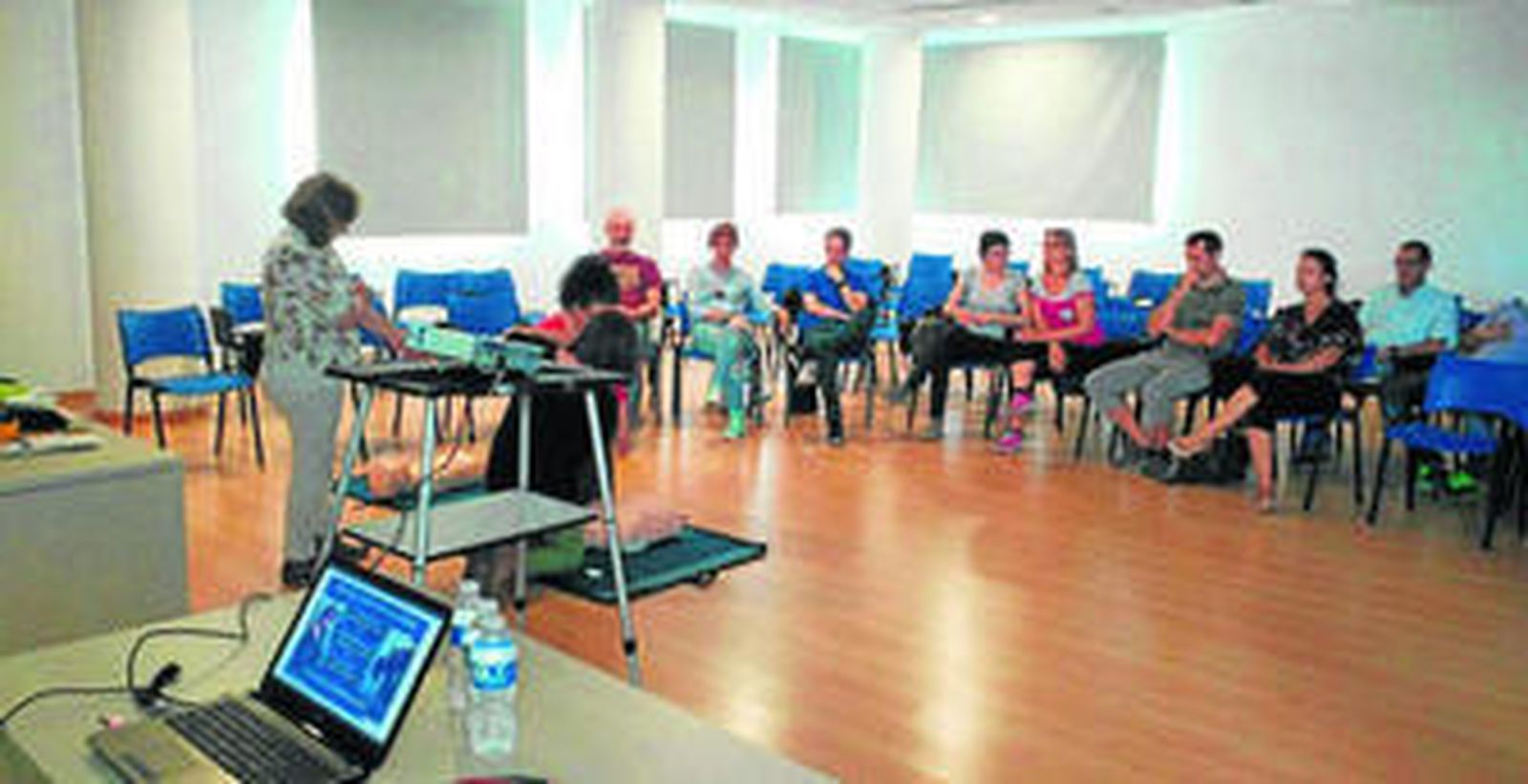 Entre sus muchas actividades ofrecen sesiones formativas como la de la foto, de primeros auxilios.