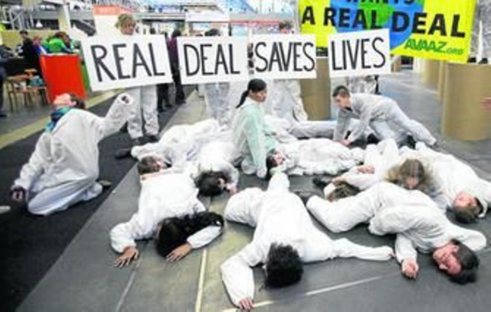 Miembros de una ONG simulan en Copenhague los efectos letales si no se evita el cambio climático.