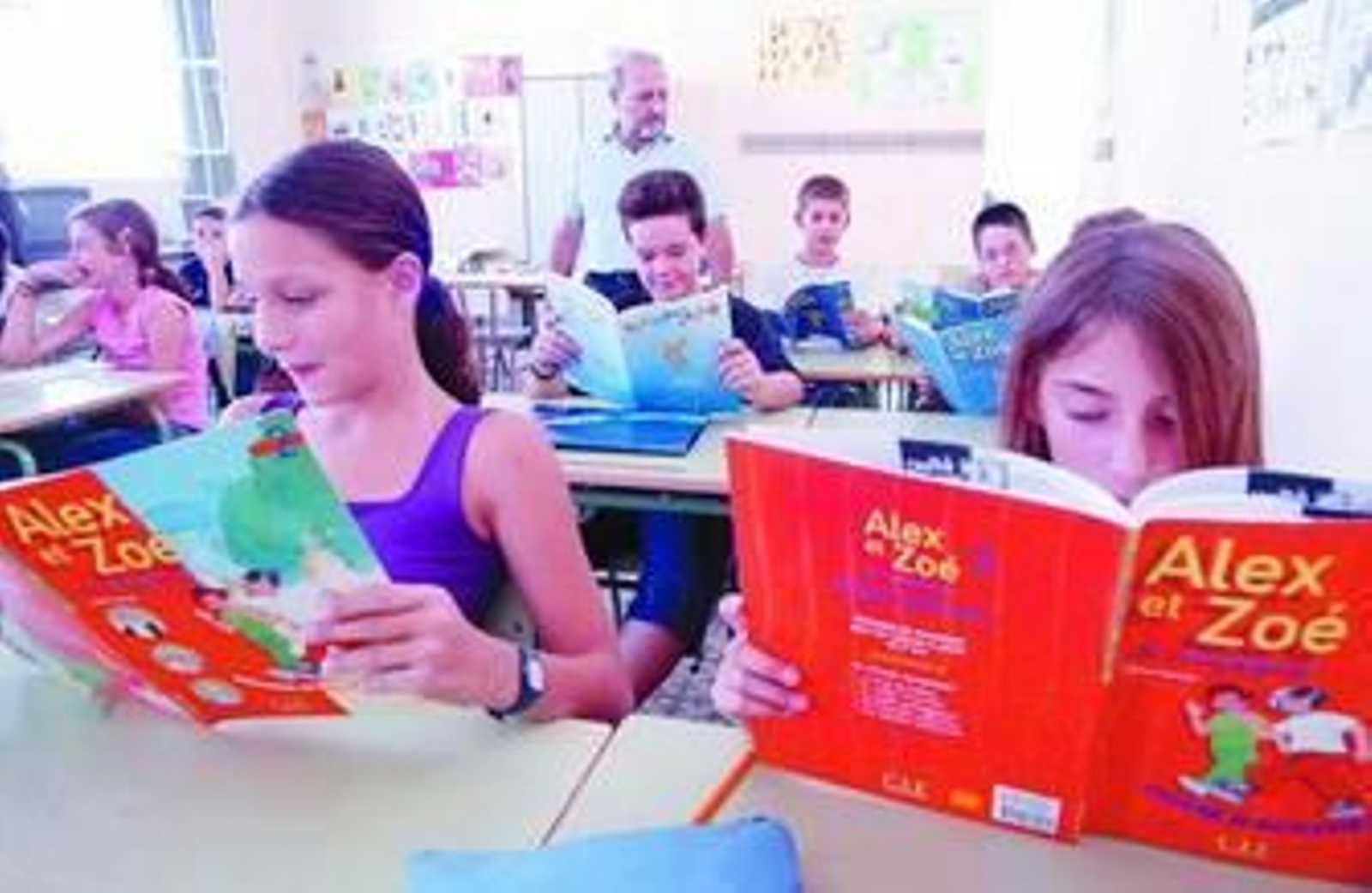 Alumnos leen un libro de texto para la clase de Francés en el colegio José María del Campo.