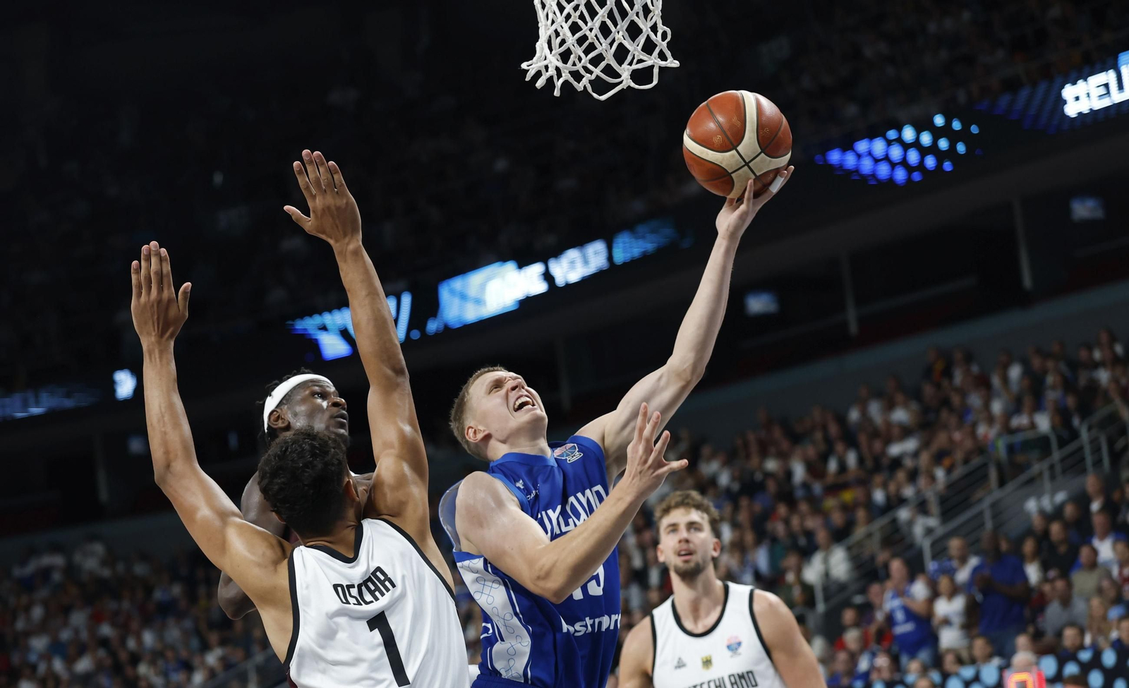 Valtonen trata de anotar en el duelo ante Alemania.