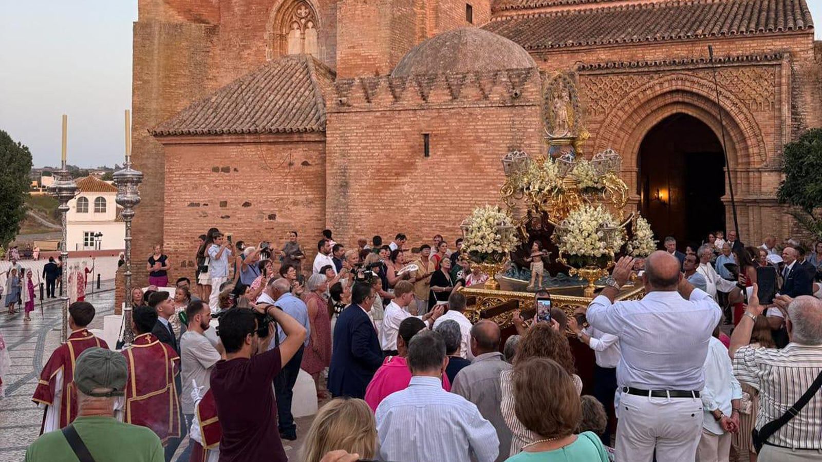 Procesión en Palos de la Frontera de la Virgen de los Milagros.