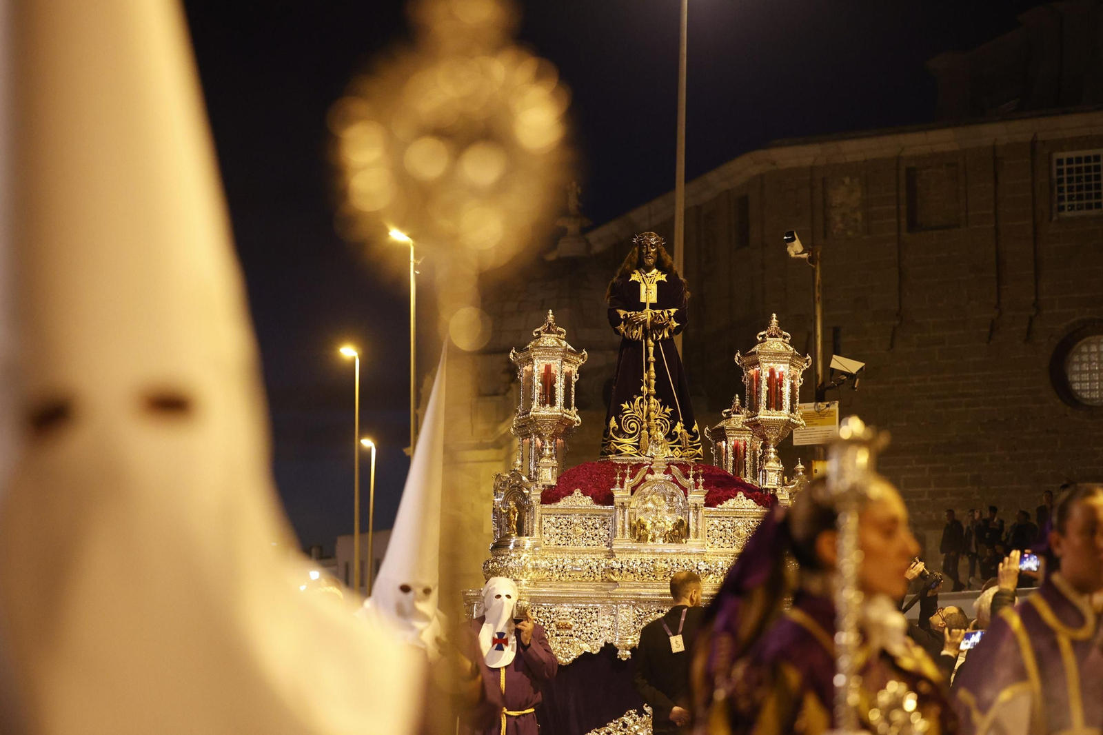 Imágenes de la salida de Medinaceli en la Semana Santa de Cádiz 2025