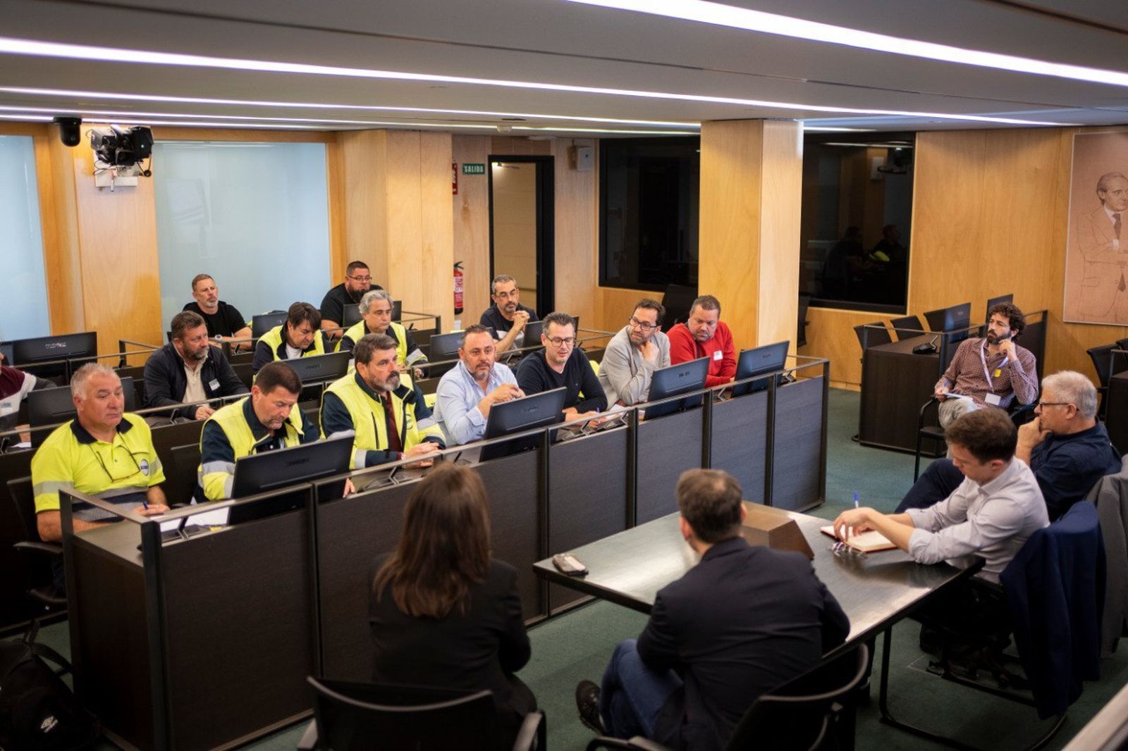Las fotos de los trabajadores de Acerinox con la ministra de Trabajo, Yolanda Díaz