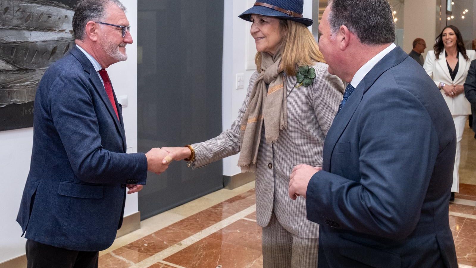 La infanta Elena saluda al vicepresidente de la Diputación, José Manuel Zamora.