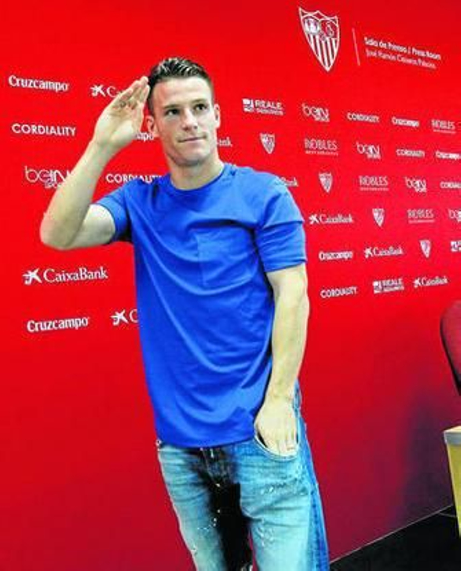 Gameiro se despide de los periodistas tras su comparecencia.