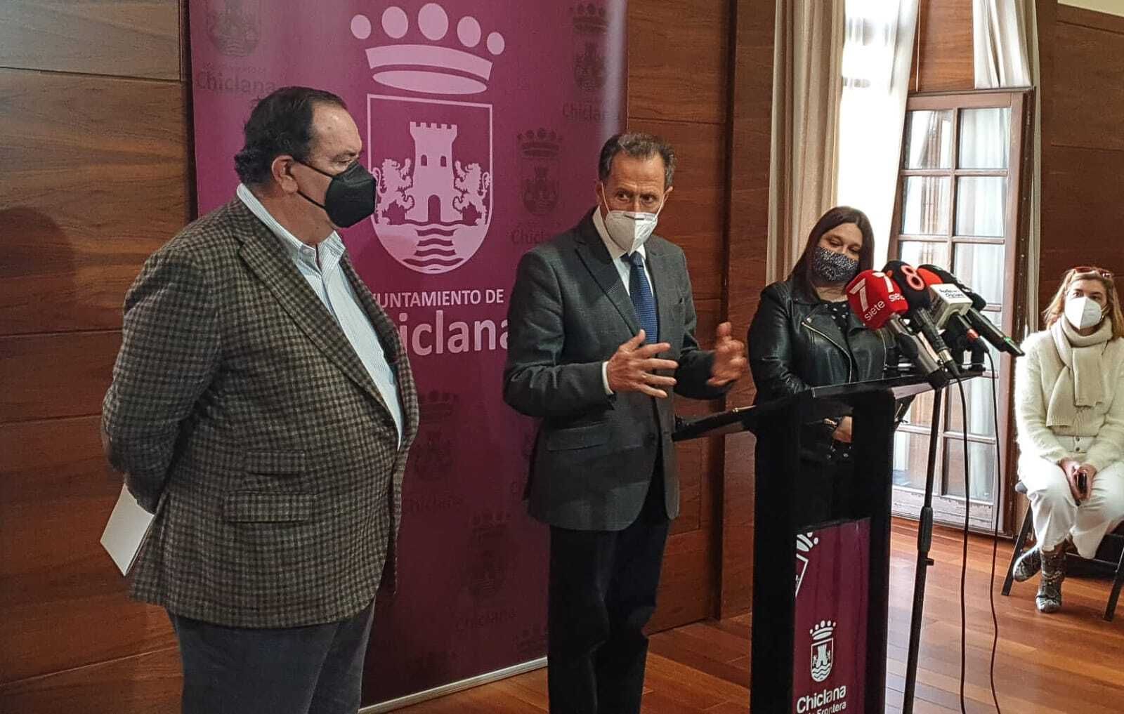 Autoridades municipales y representantes de la asociación, durante el acto de presentación del programa.