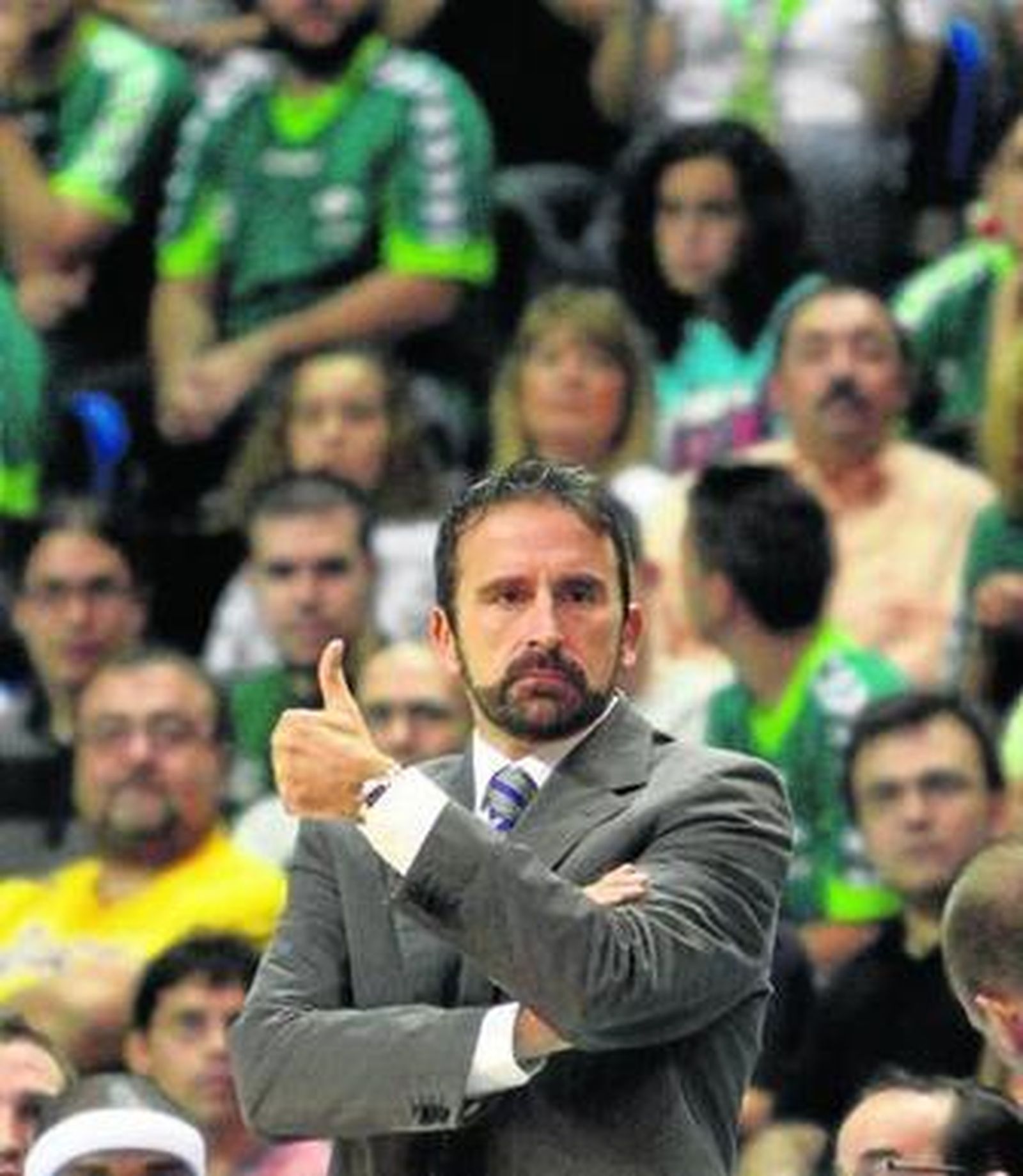 Joan Plaza muestra su aprobación en un encuentro celebrado en el Martín Carpena.