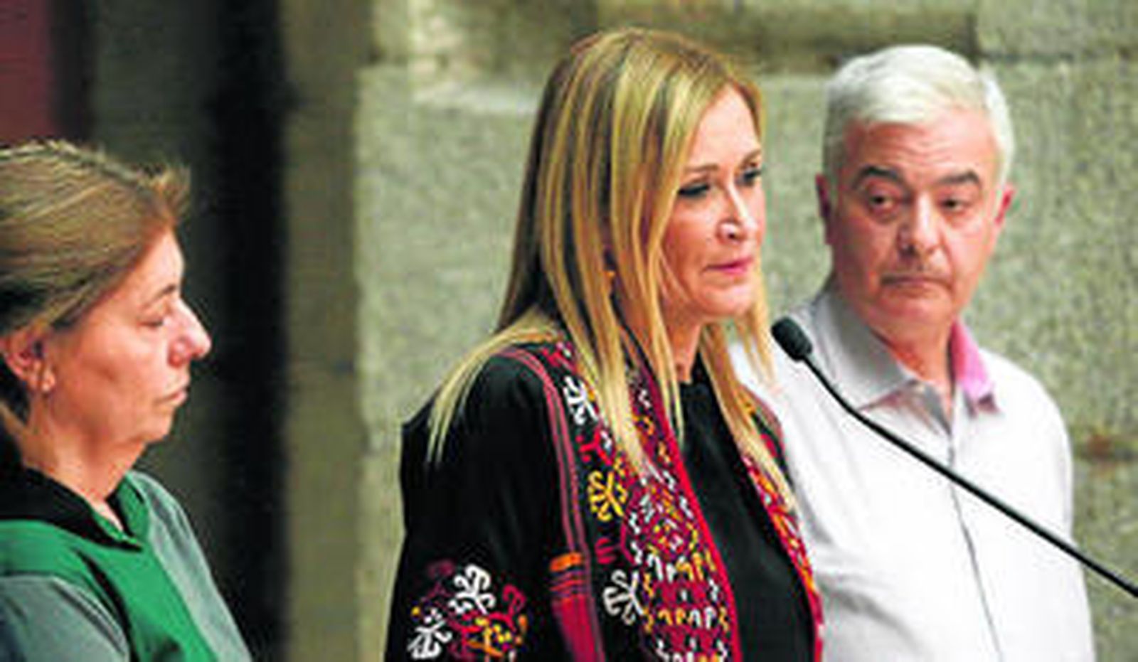 Cifuentes da una rueda de prensa ayer junto a los padres del niño de 11 años que se suicidó en octubre en Leganés.