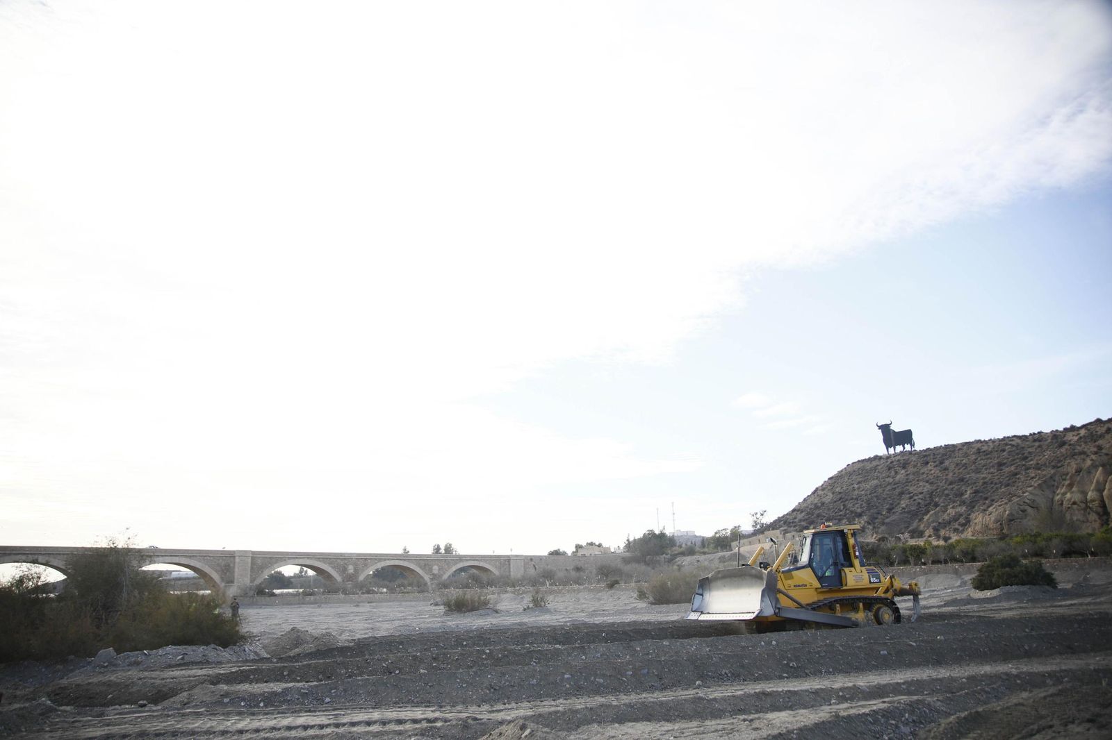 Las imágenes de la visita las obras de restauración hidrogeomorfológica y de naturalización del cauce del río Andarax, en Rioja