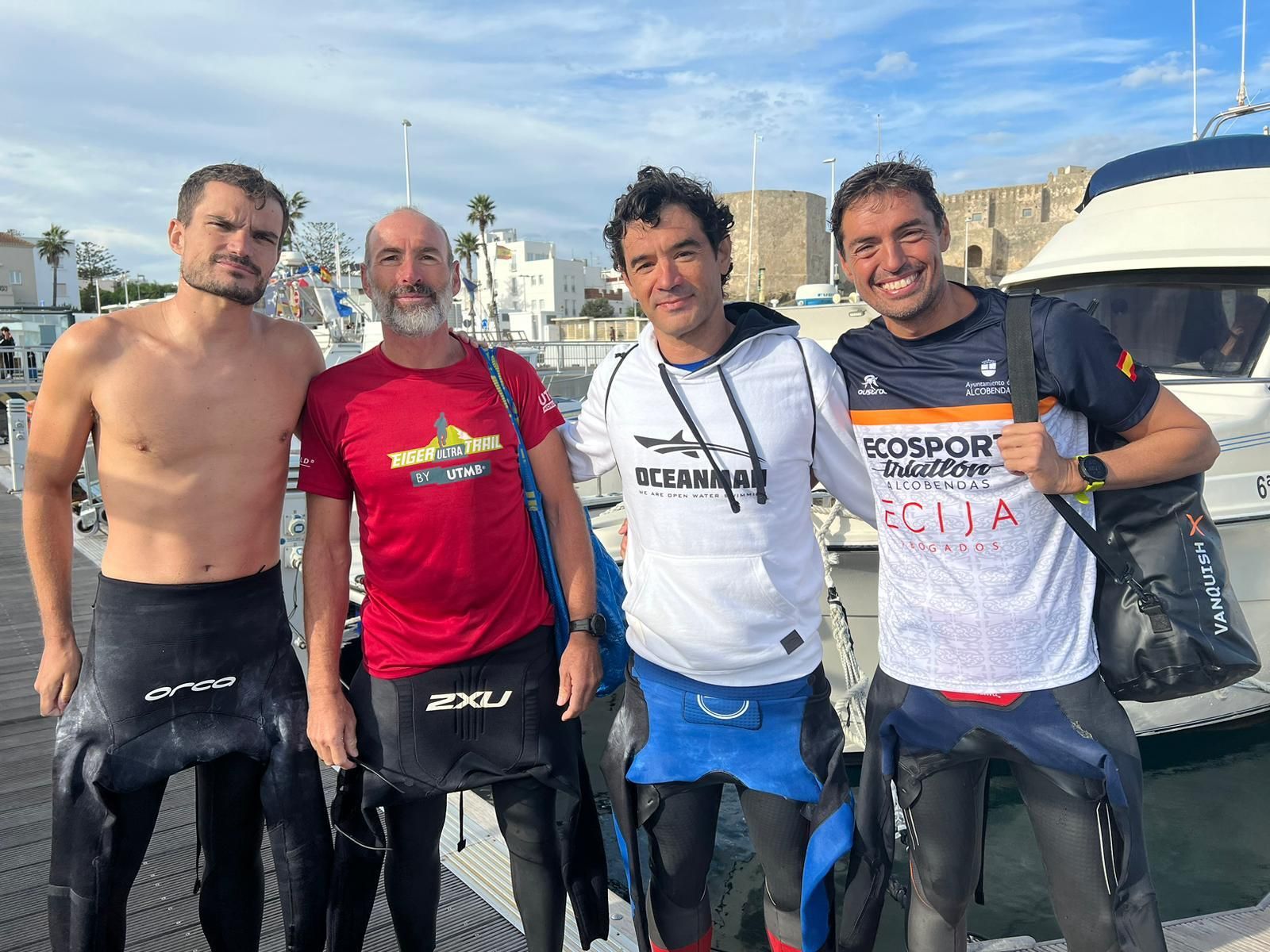 Los cuatro nadadores, en Tarifa.