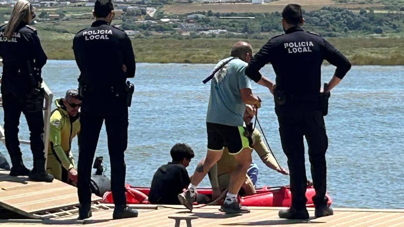 Momento del rescate de los menores.