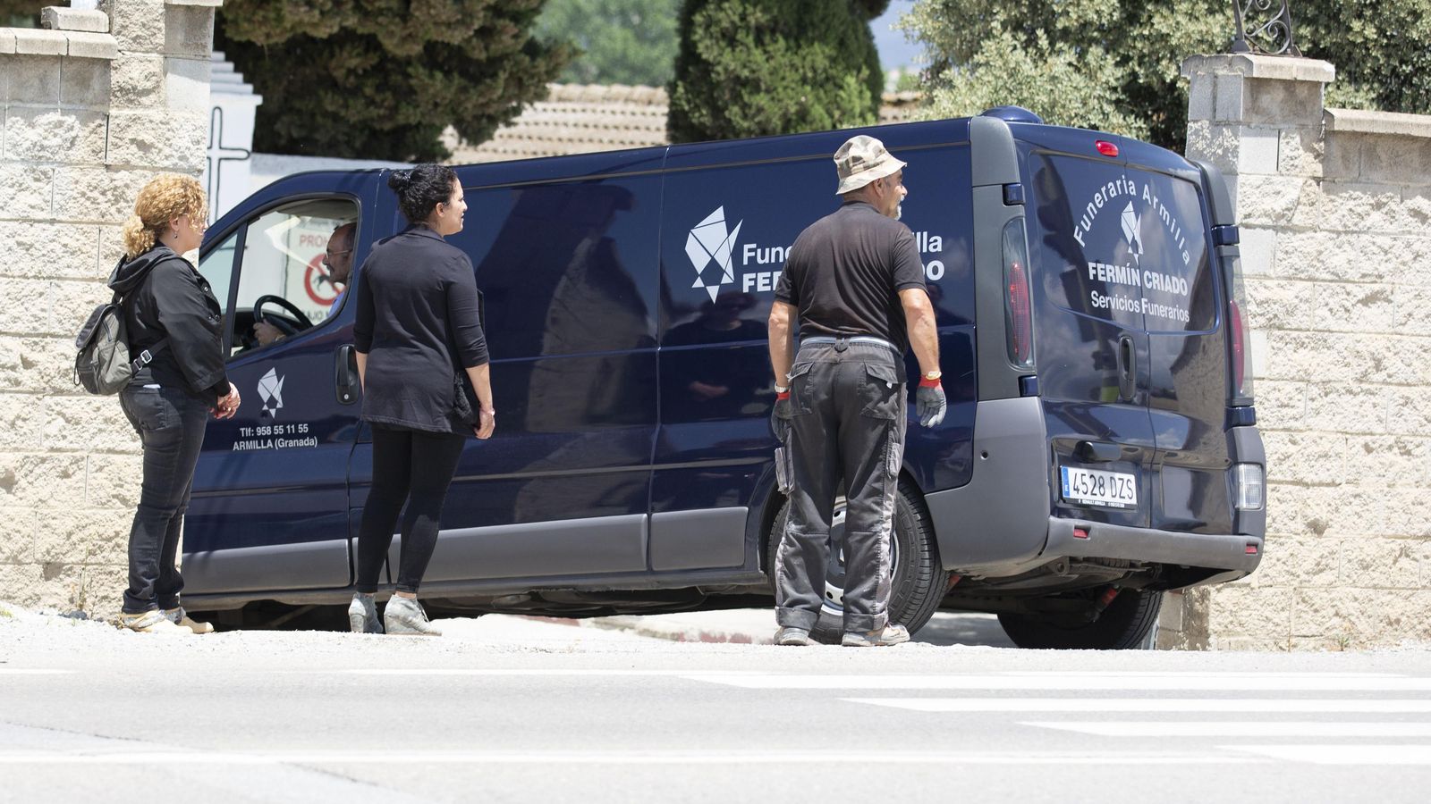 Furgón funerario entrando al cementerio de Purchil, en Granada, este miércoles