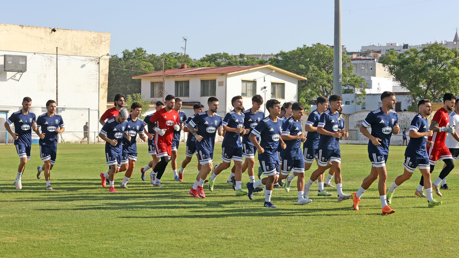 Los jugadores del Xerez CD han preparado este lunes su partido ante el Chiclana en el Pedro Garrido.