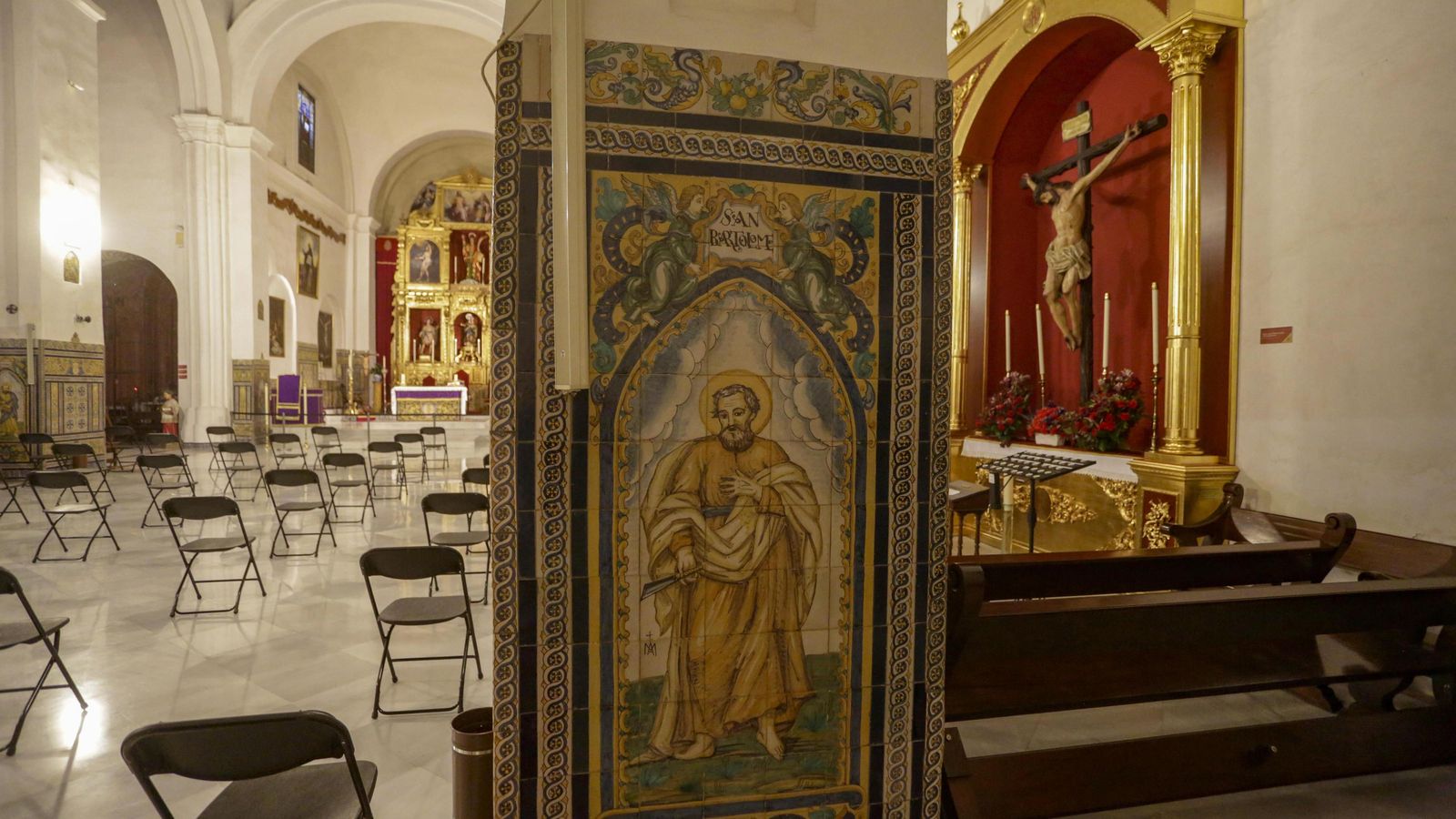 Retablos cerámicos en las bases de las columnas de San Román