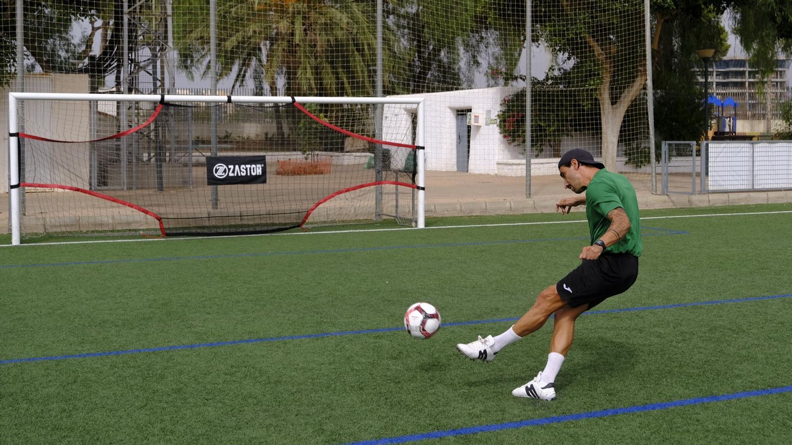 Chuli realiza un disparo a portería durante una muestra de la actividad que llevará a cabo en tierras almerienses.