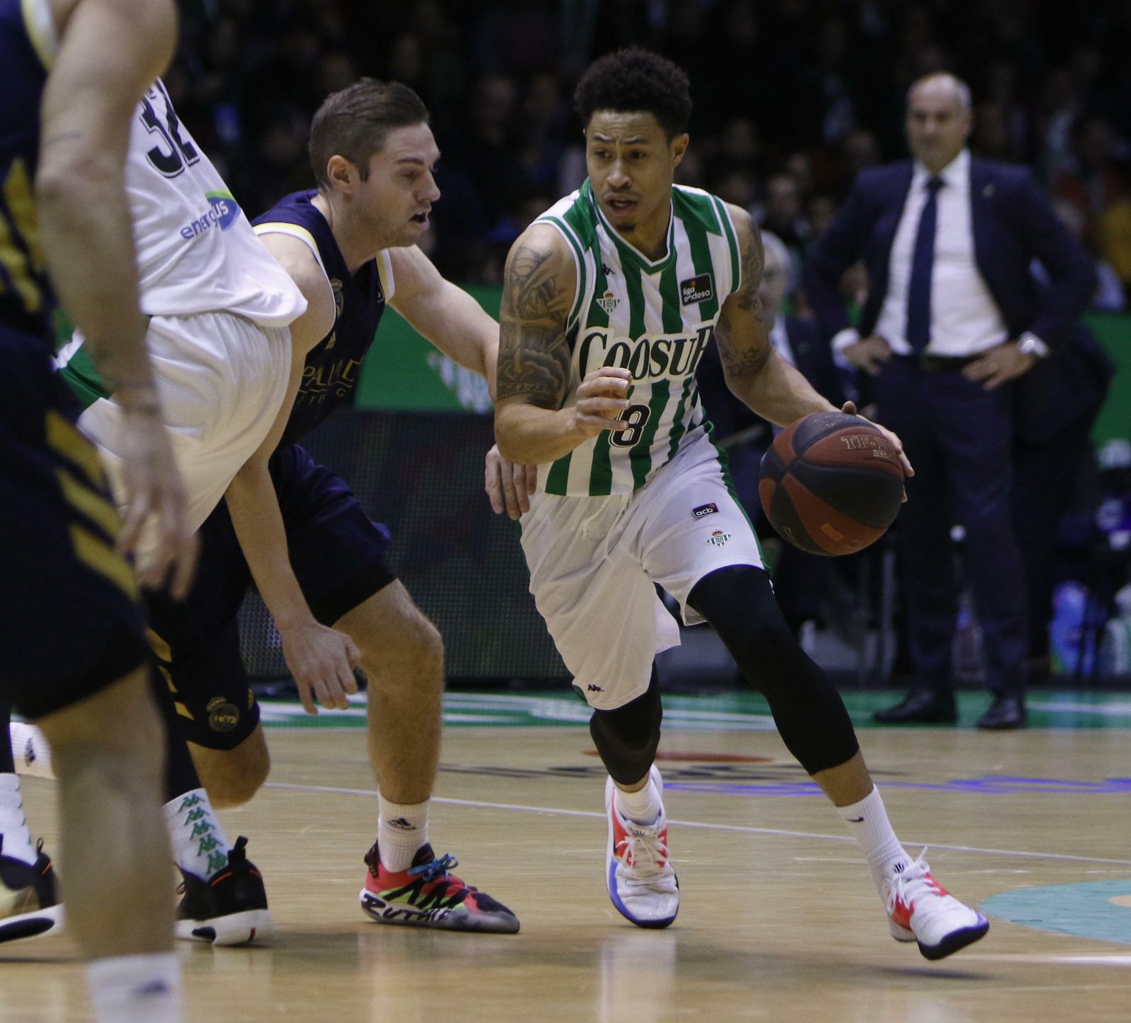 AJ Slaugter trata de dejar atrás al madridista Causeur.