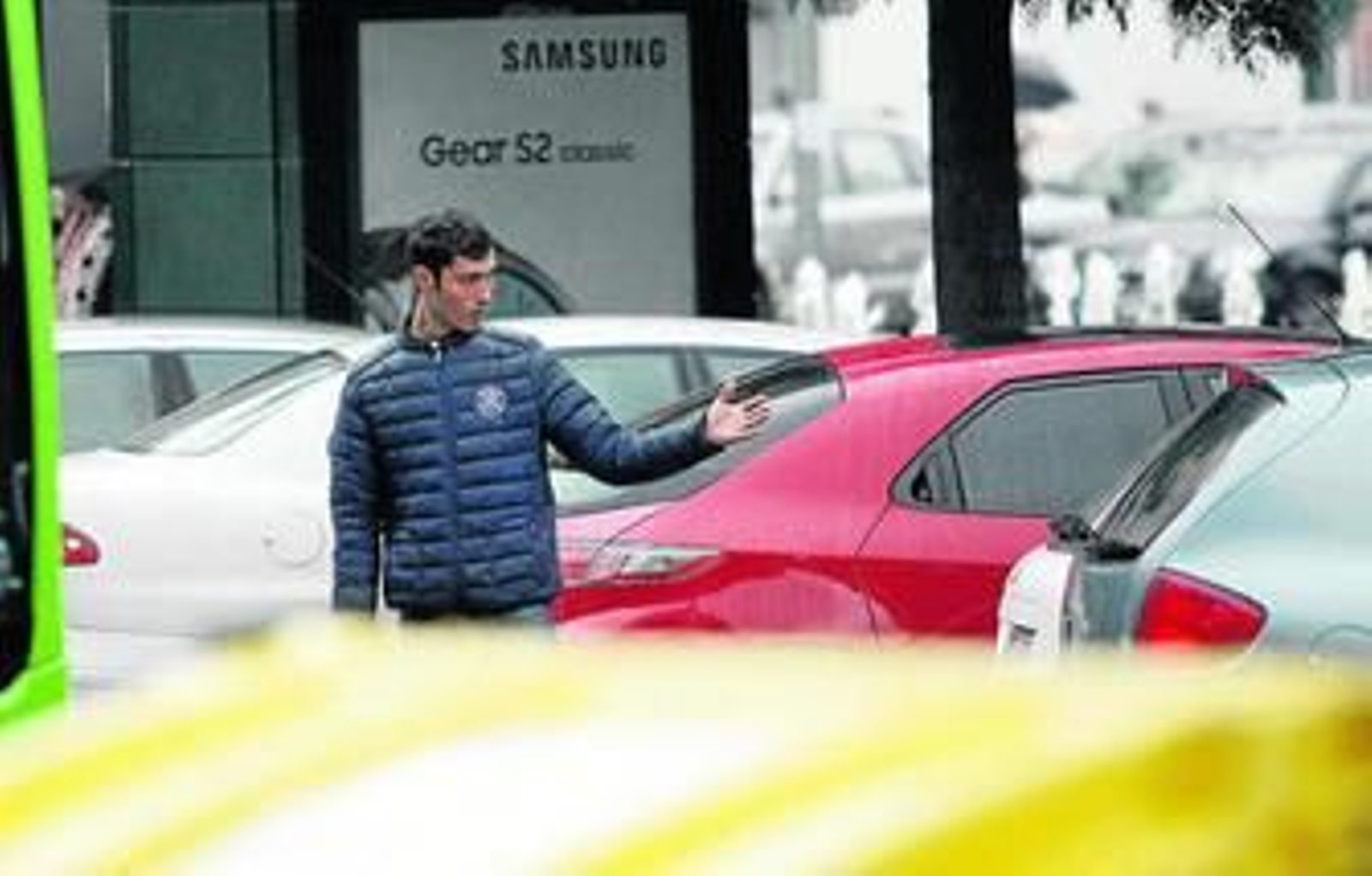 Un gorrilla indica a un conductor que puede salir de un aparcamiento en el centro de la ciudad.