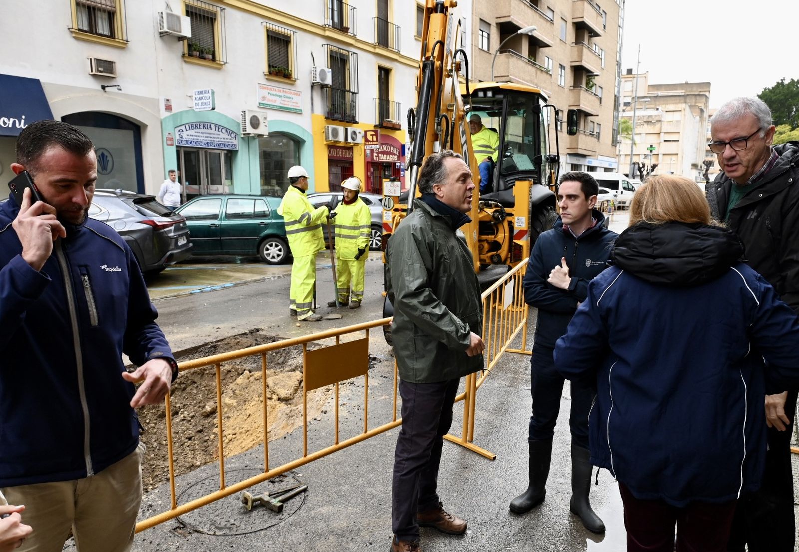 Jaime Espinar, con técnicos y responsables de Aqualia en la calle Paúl.