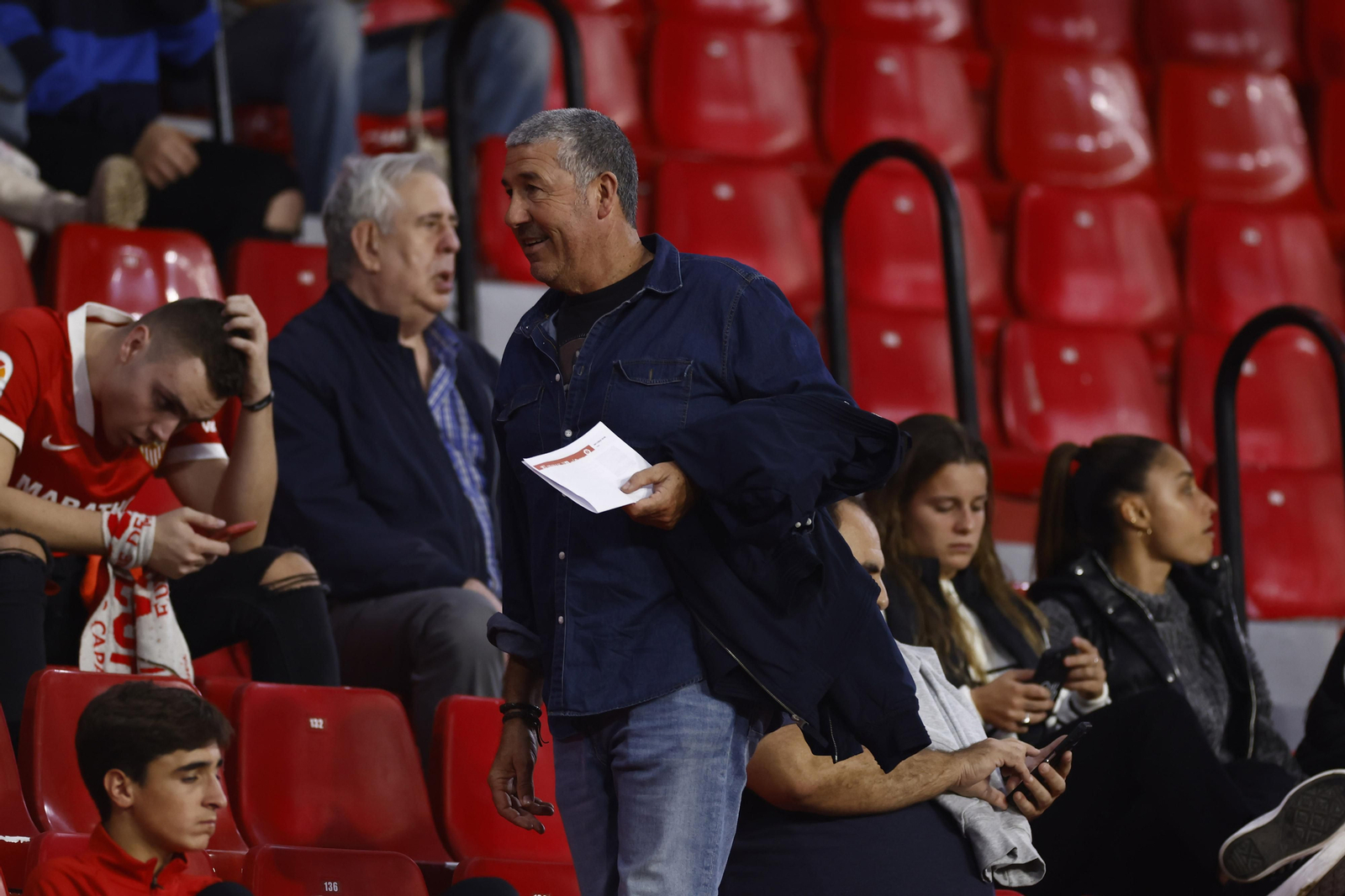 Búscate en las fotos del Sevilla FC-Real Sociedad