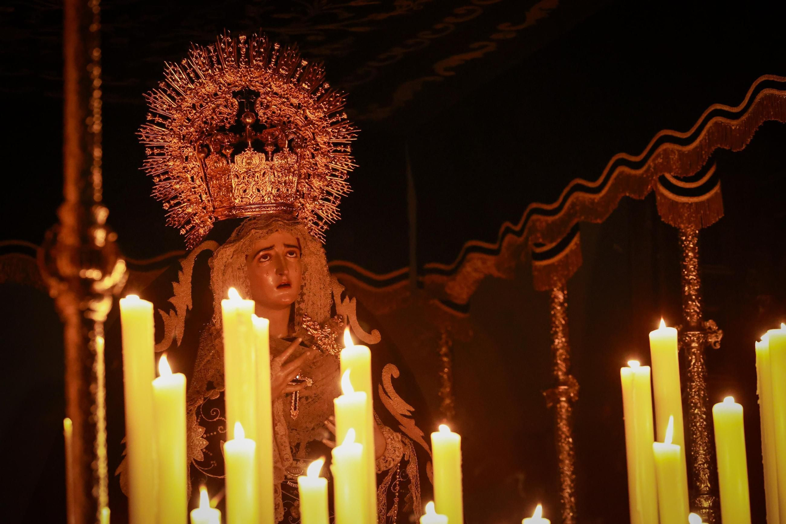 Imágenes de la salida de Buena Muerte en la Semana Santa de Cádiz 2025