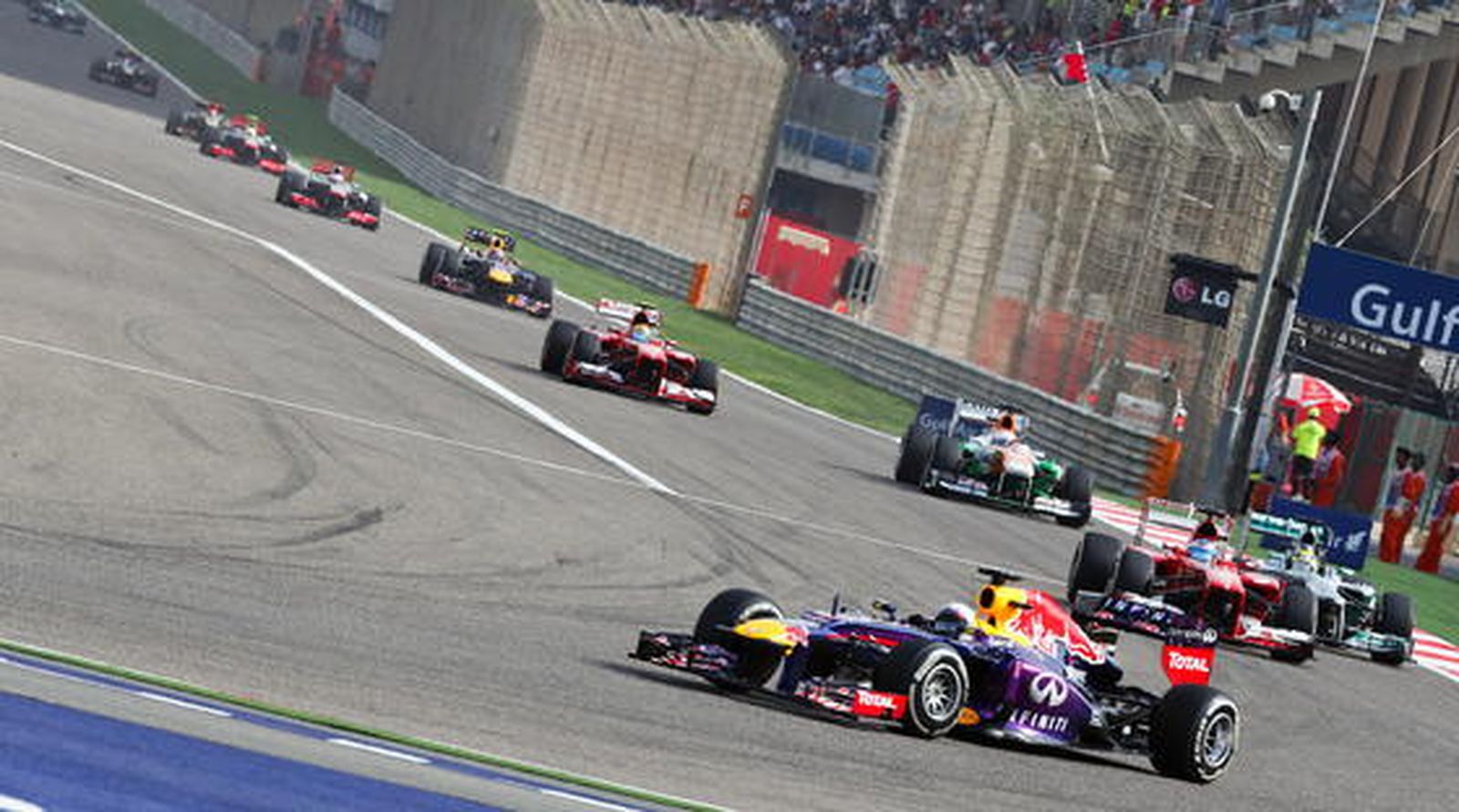 Vettel lidera la carrera con Alonso siguiéndolo de cerca. / EFE