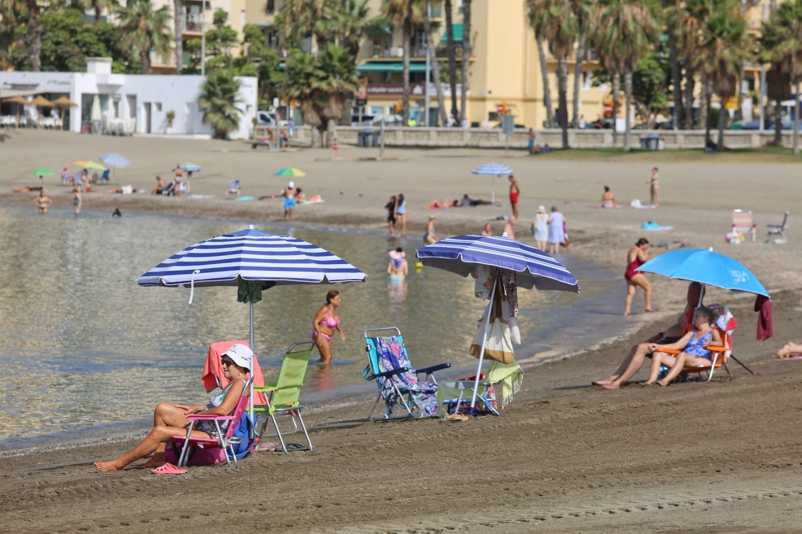 Bañistas en la playa de la Malagueta