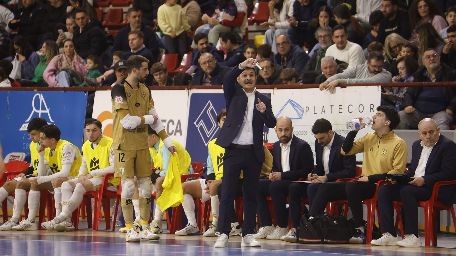 Emanuel Santoro da indicaciones a sus jugadores en el último partido en Vista Alegre.