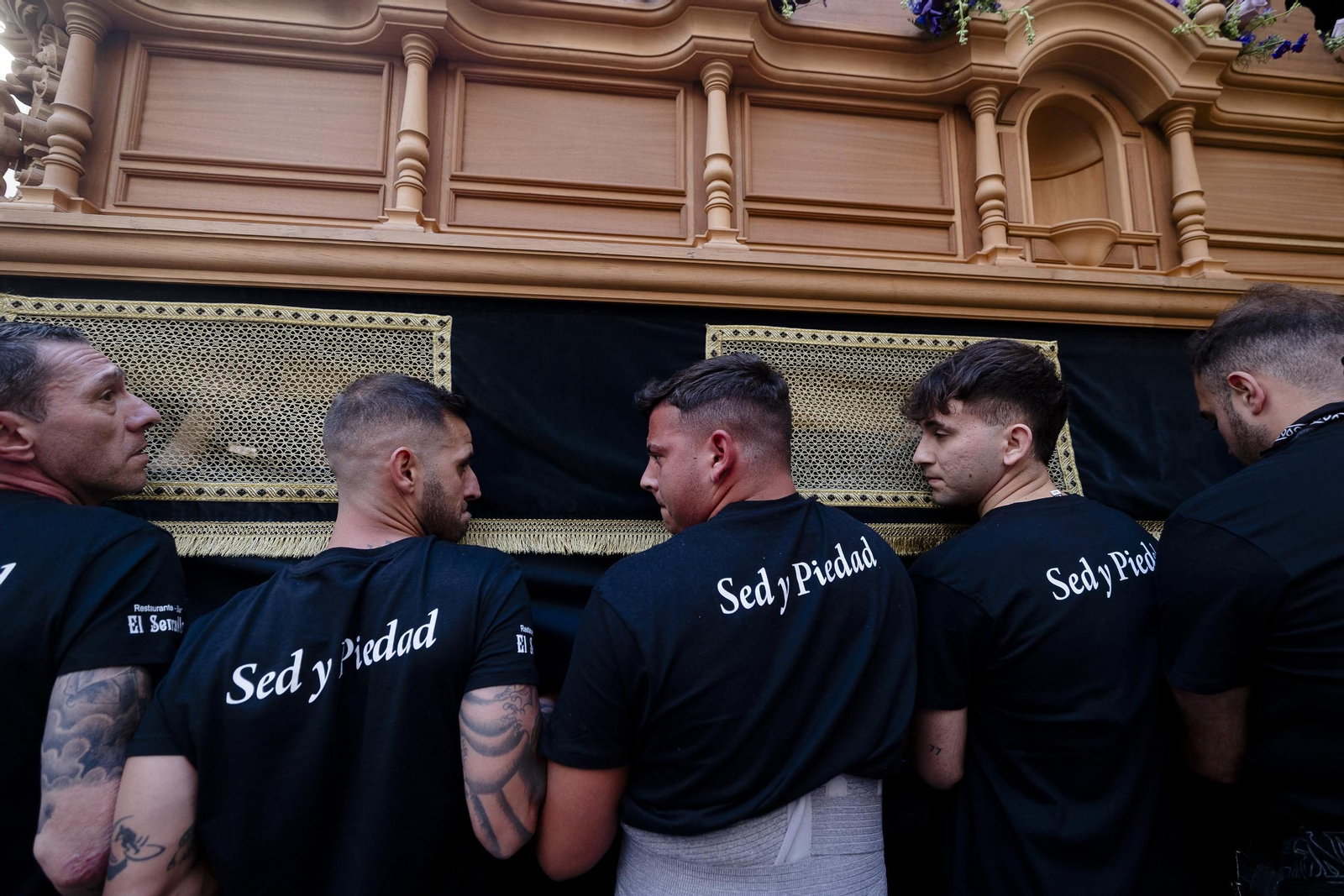 Imágenes de la salida de Siete Palabras en la Semana Santa de Cádiz 2025