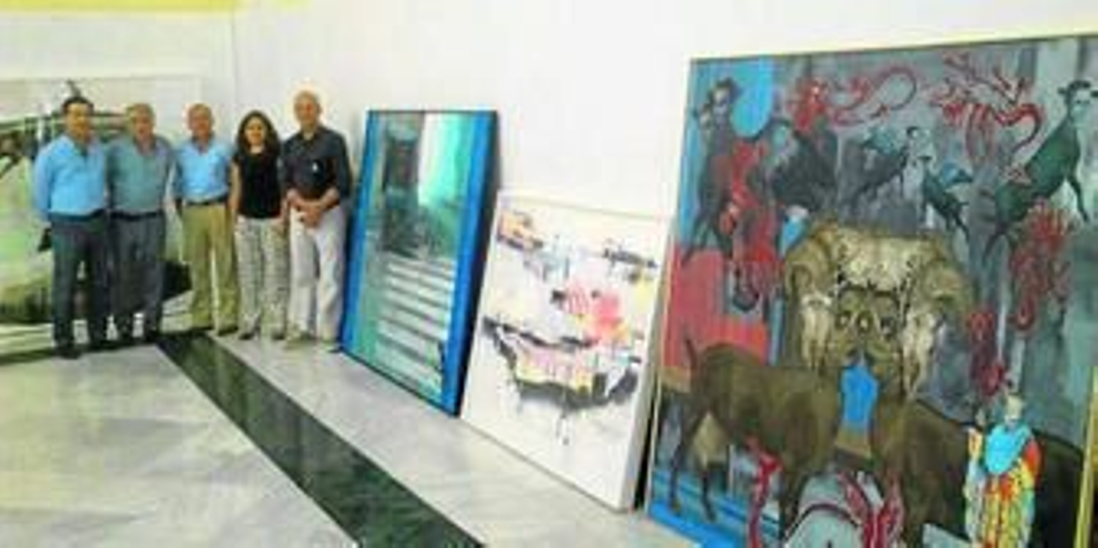 El jurado del certamen junto a algunas de las obras.