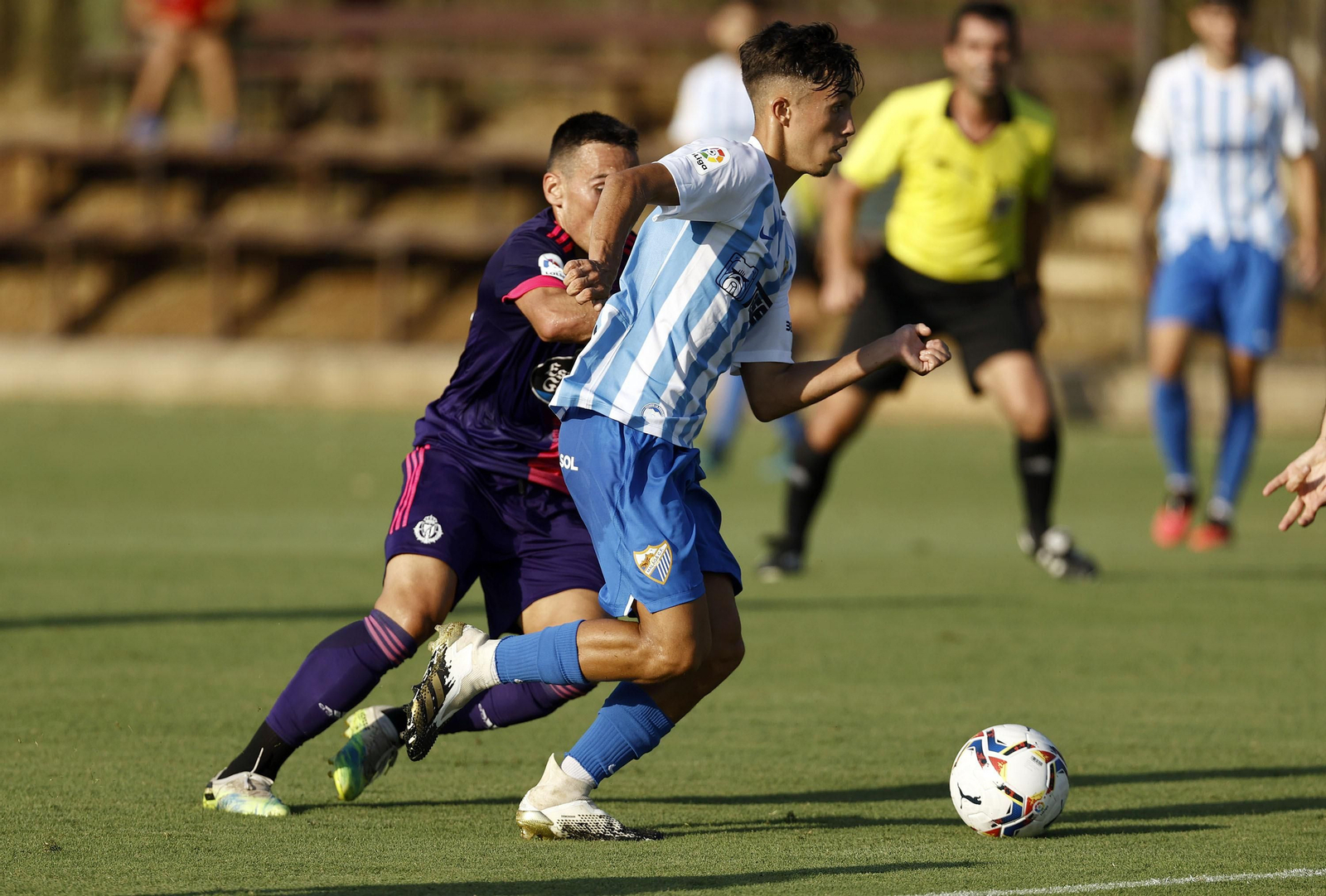David Larrubia conduce la pelota ante el Valladolid.