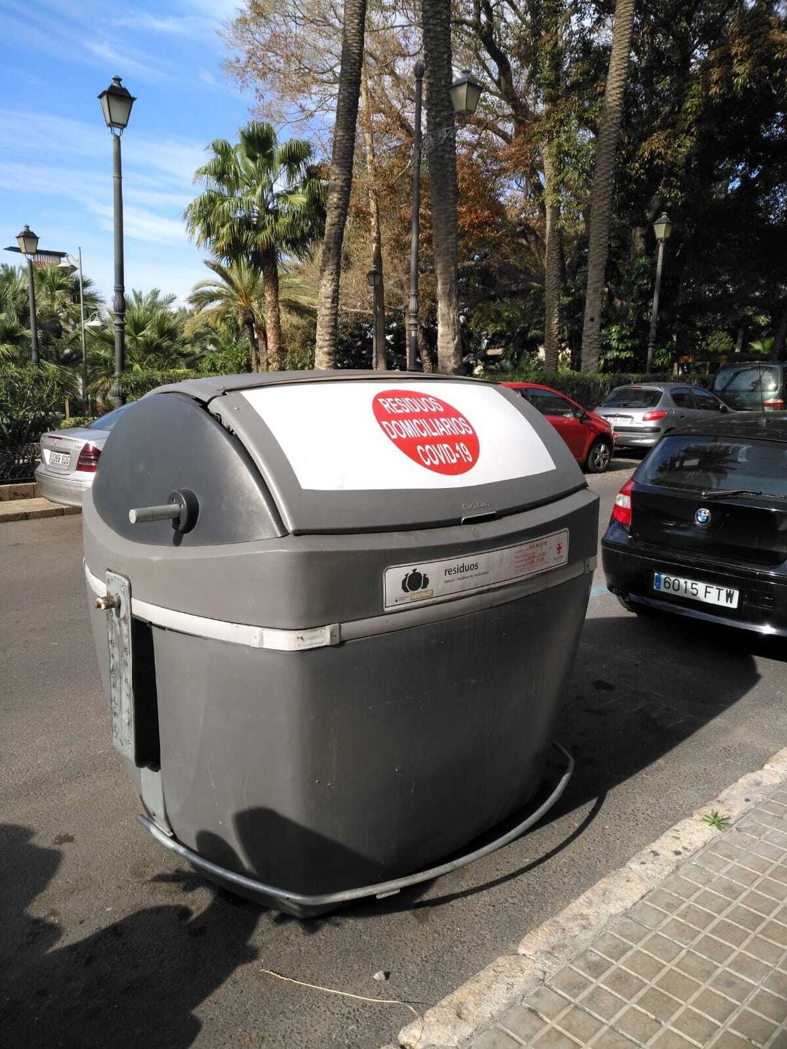 Así son los contenedores específicos del coronavirus, perfectamente identificados en la tapa