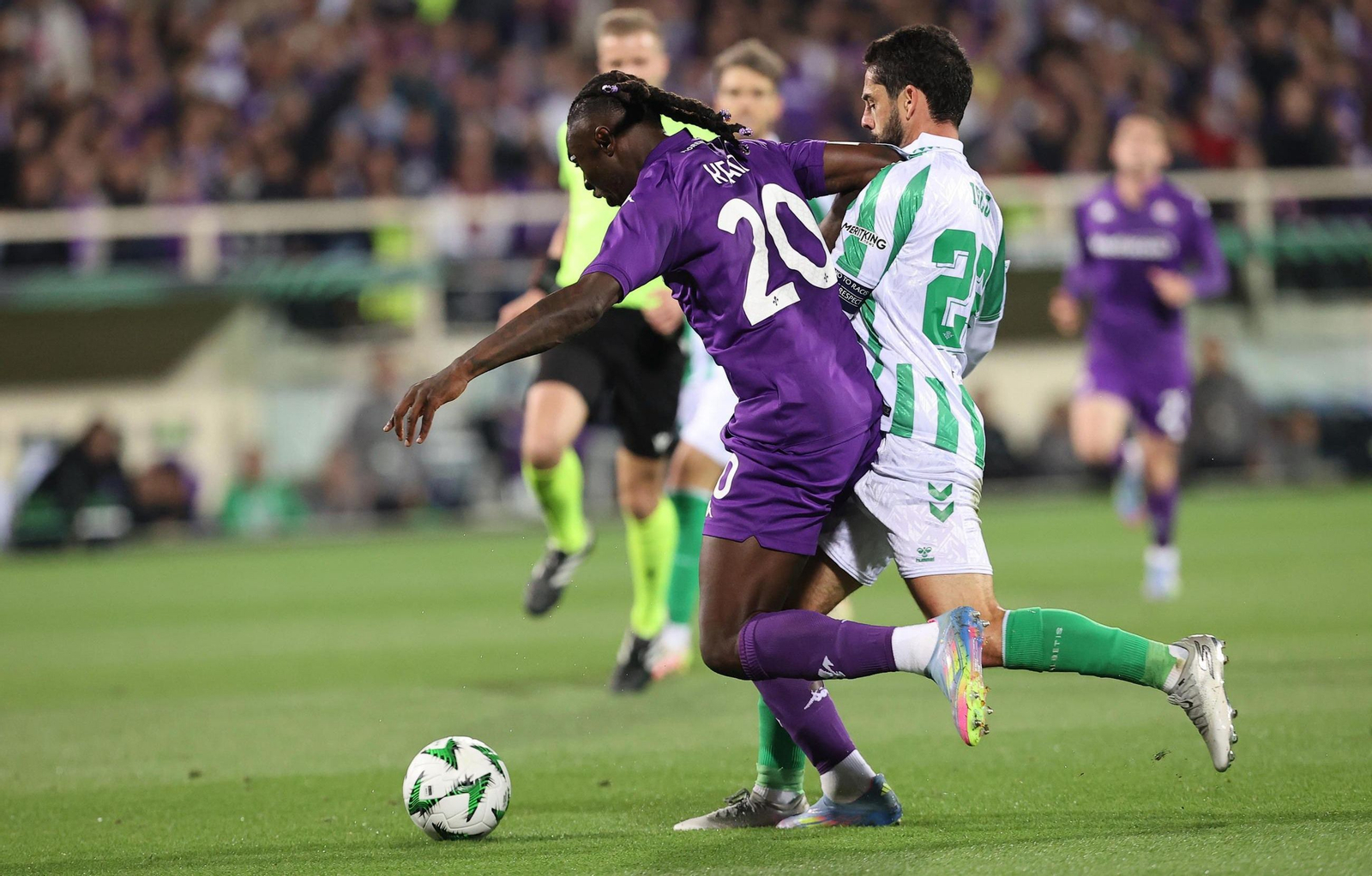 Isco pelea por un balón con Kean.