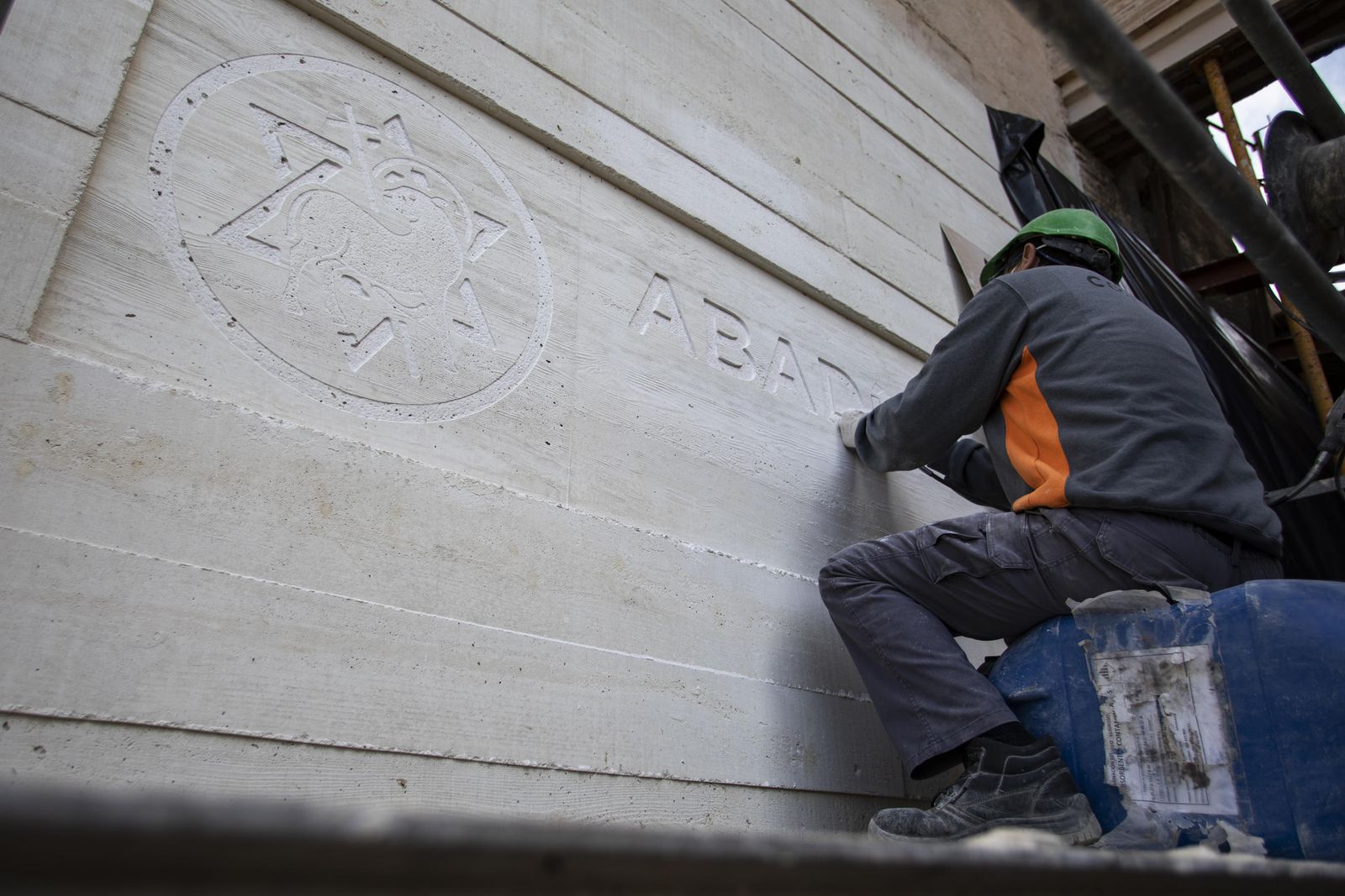 Operarios trabajando en la restauración de la Abadía del Sacromonte