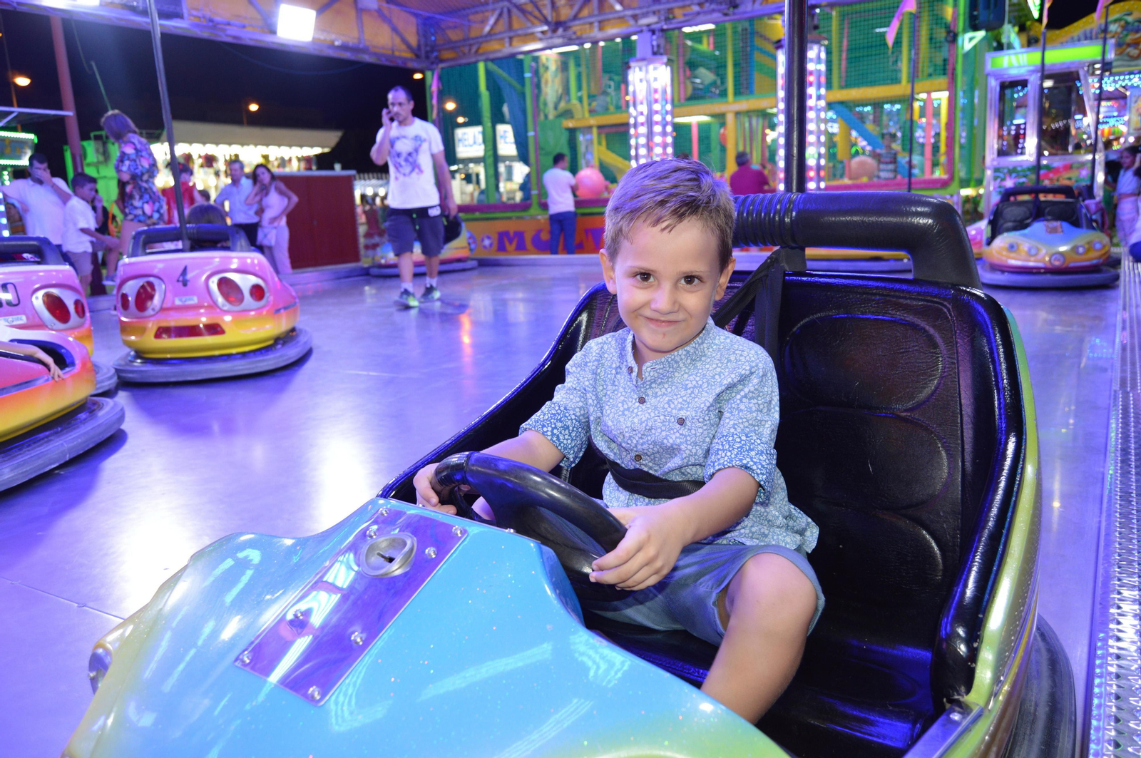 Pablo José no es Fernando Alonso, pero seguro que son parientes porque con esa sonrisa traviesa el pequeño fue a todo gas convirtiéndose en el conductor más rápido y experimentado de toda la pista de los Autos Locos.