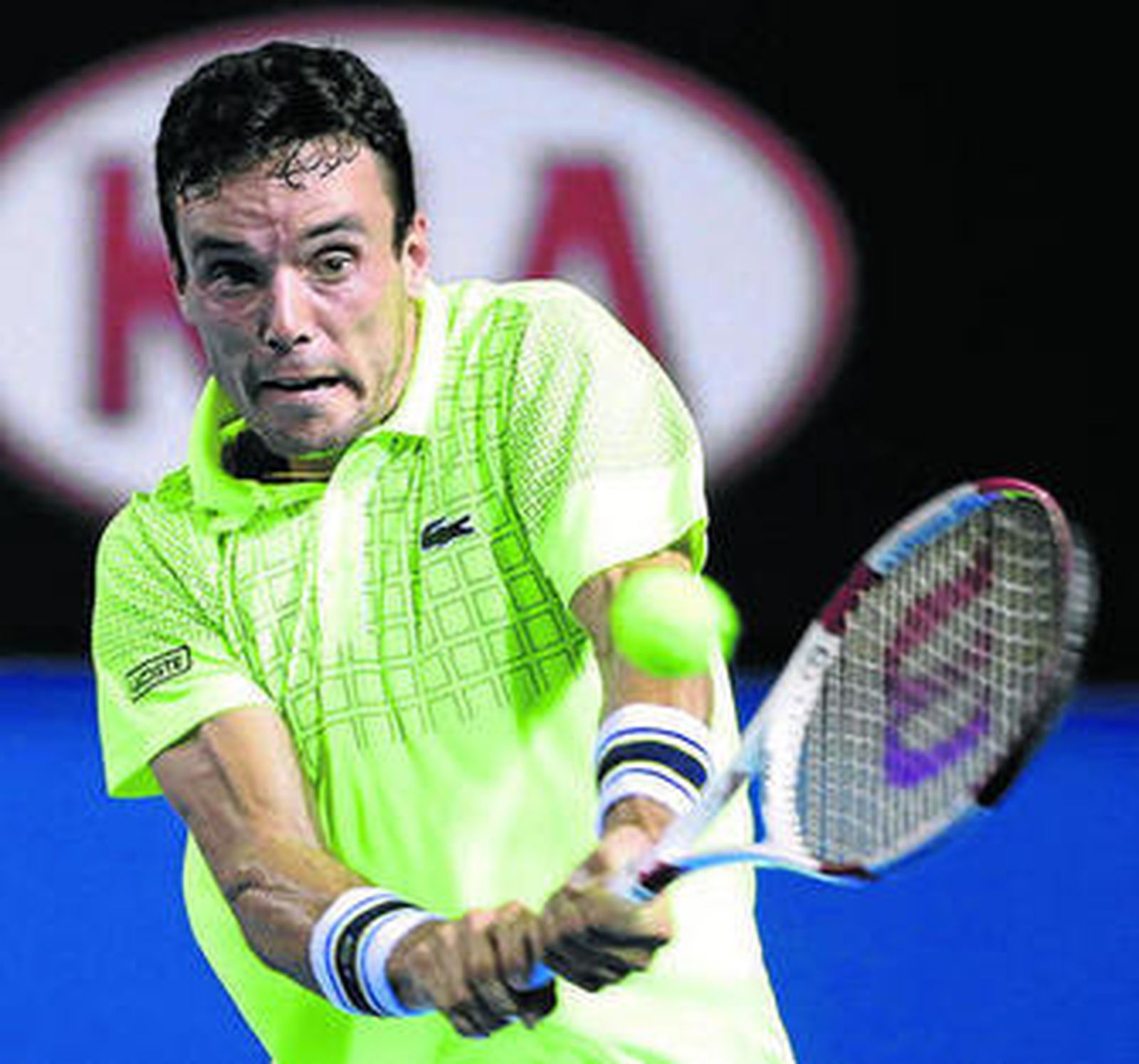 Roberto Bautista golpea la bola en un lance del partido ante Del Potro.