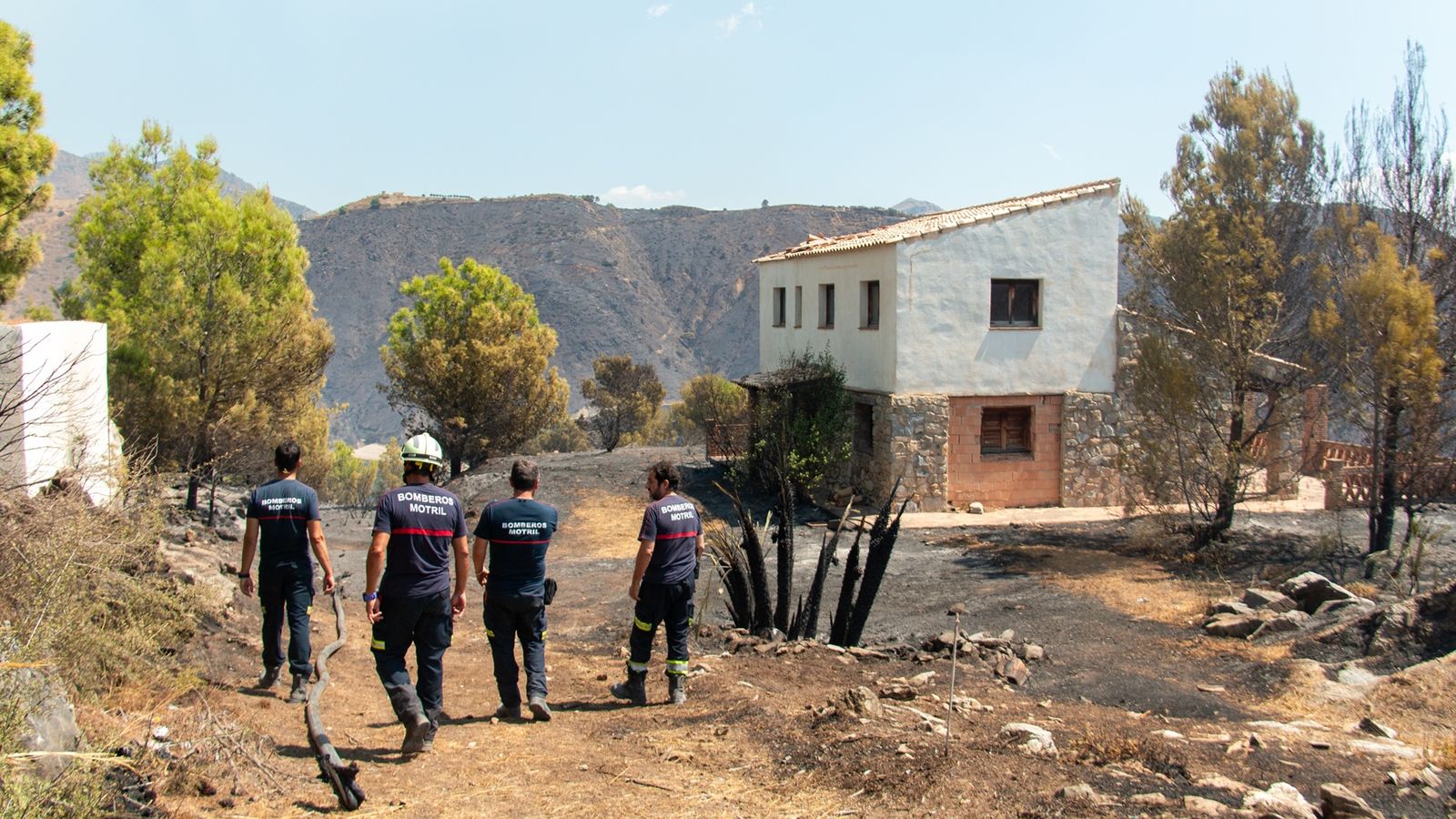 El trabajo para controlar el incendio de Almuñécar, en imágenes