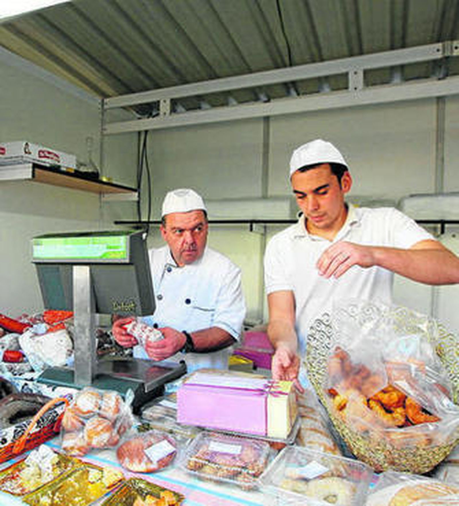 Los expertos aconsejan control ante las comilonas para evitar kilos de más