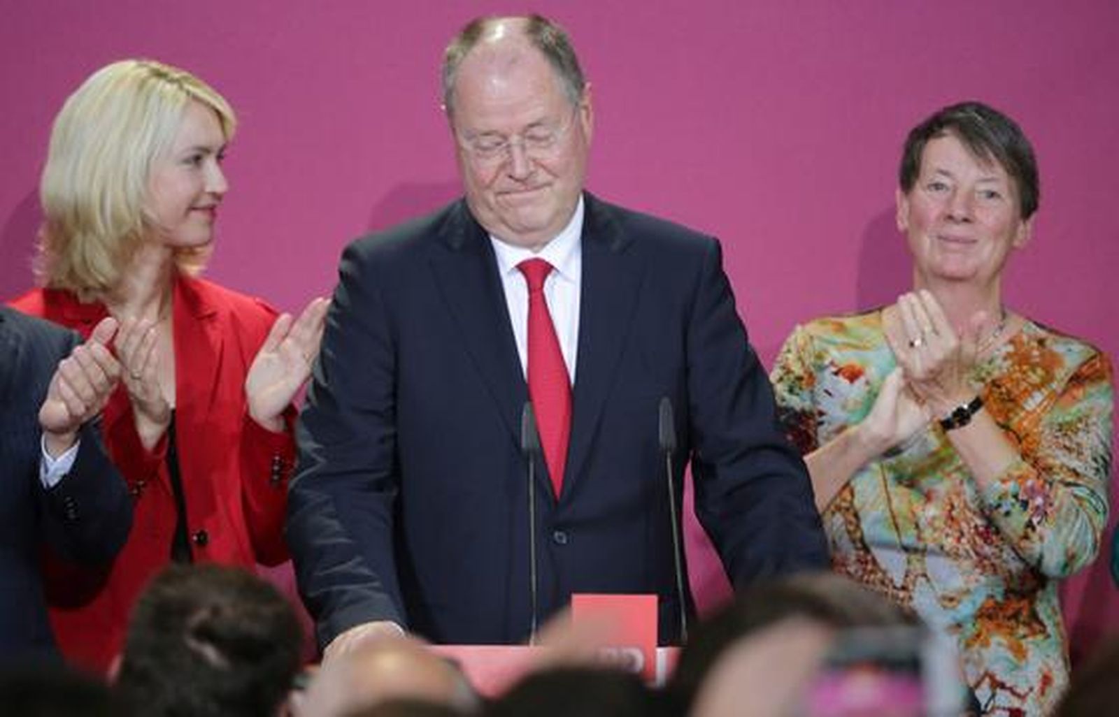 Los derrotados socialdemócratas felicitan a Merkel.

Foto: EFE