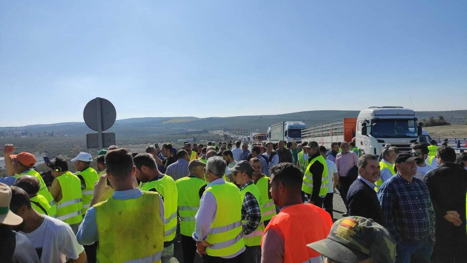 Agricultores durante la protesta en la A-45.