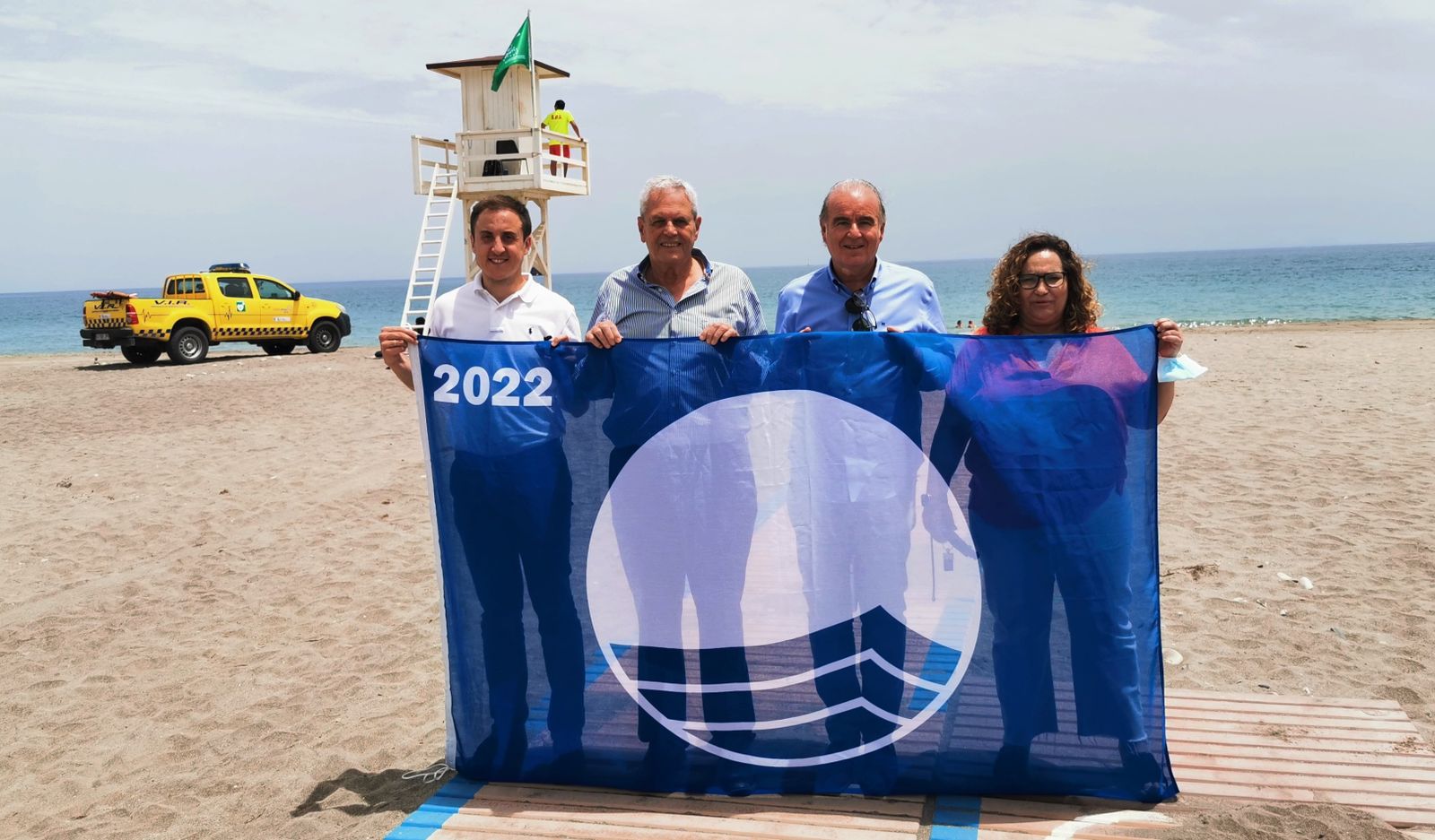 El alcalde y concejales de Vera con la bandera azul de El Playazo.