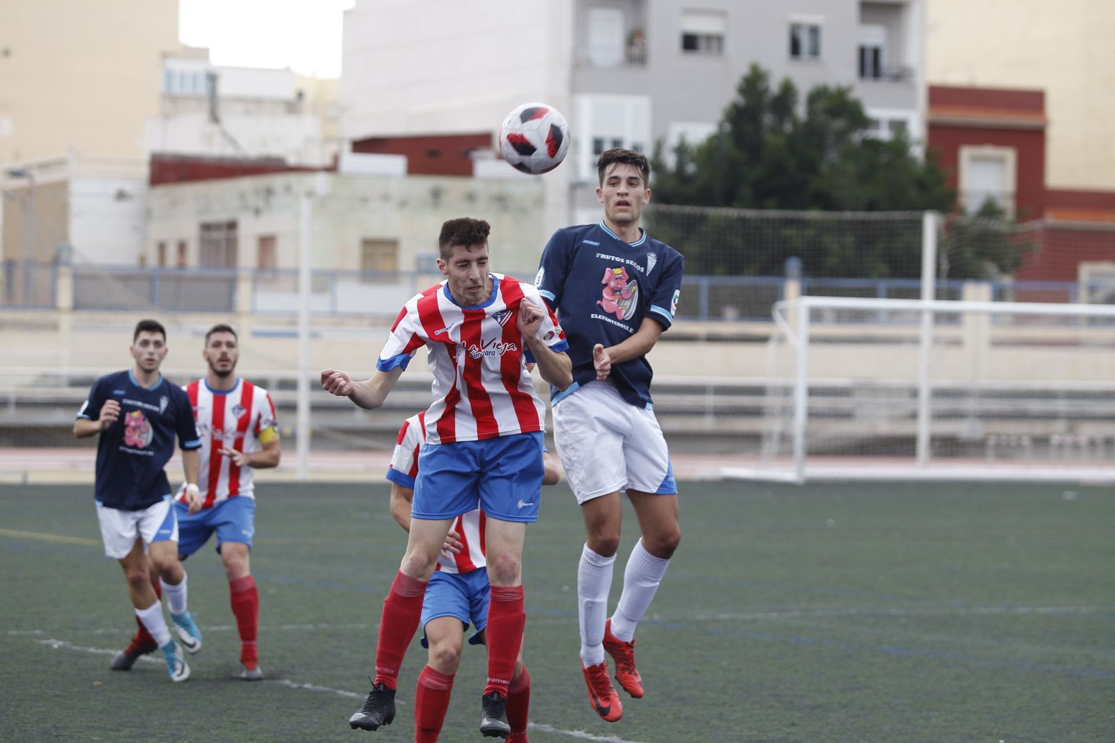 Lucha por un balón aéreo en el Emilio Campra.