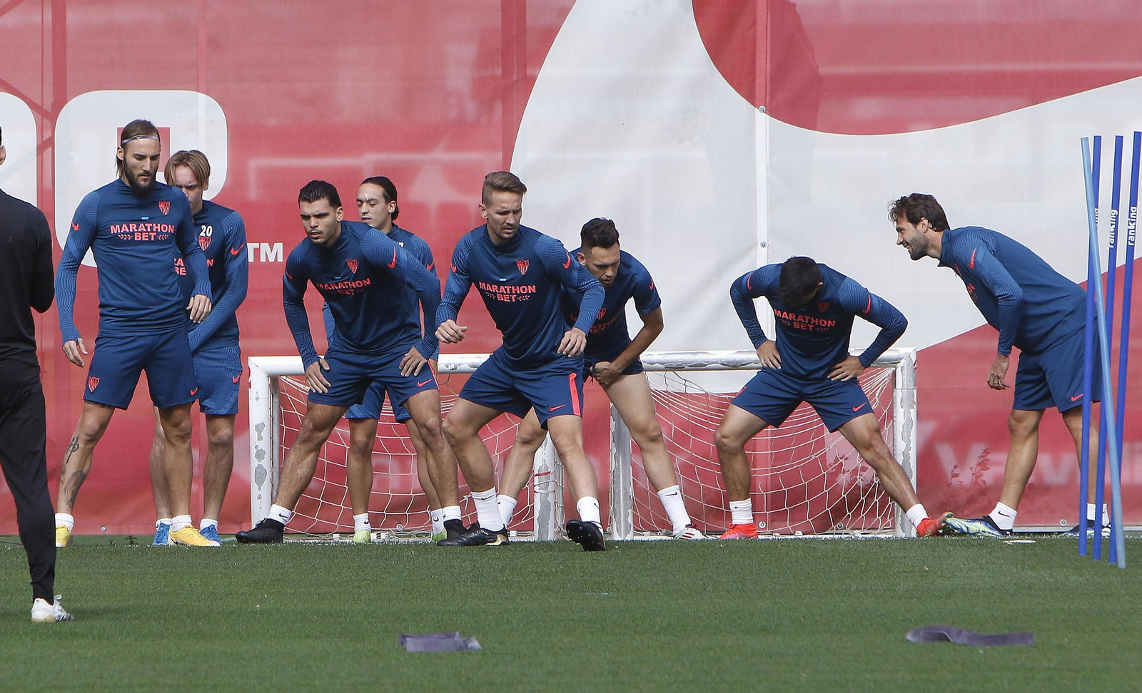 De Jong, en el centro de un grupo con Gudelj, Johansson, Rekik, Juanmi Cruz, Ocampos y Franco Vázquez.