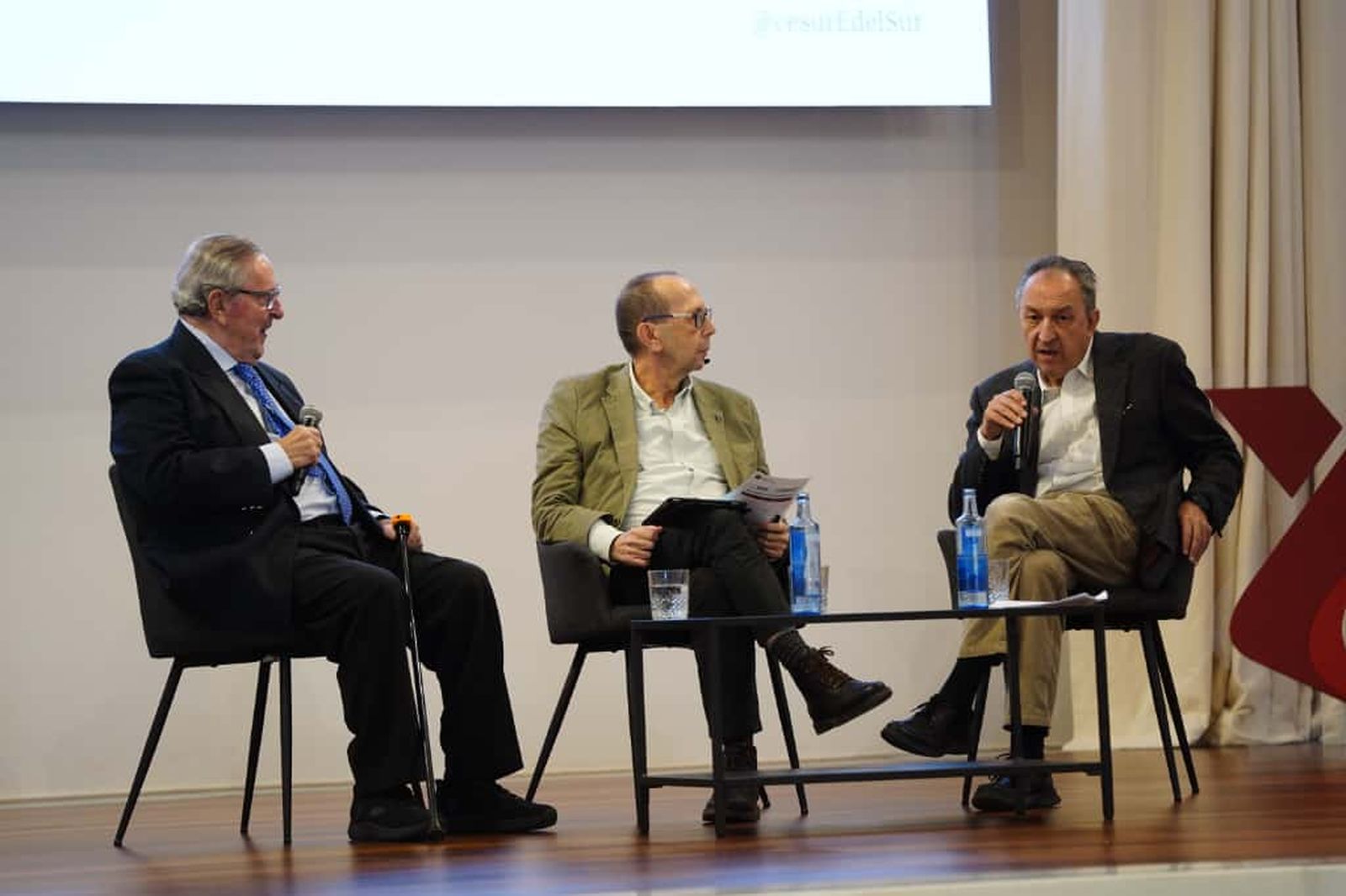 De izquierda a derecha: Fernando Faces, profesor de San Telmo Business School; José Antonio Carrizosa, periodista y asesor editorial de Grupo Joly; y Lluís Bassets, periodista.