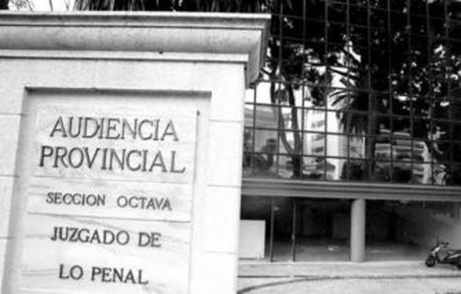 Entrada al edificio que alberga en Jerez los Juzgados de lo Penal y la Sección Octava de la Audiencia Provincial.