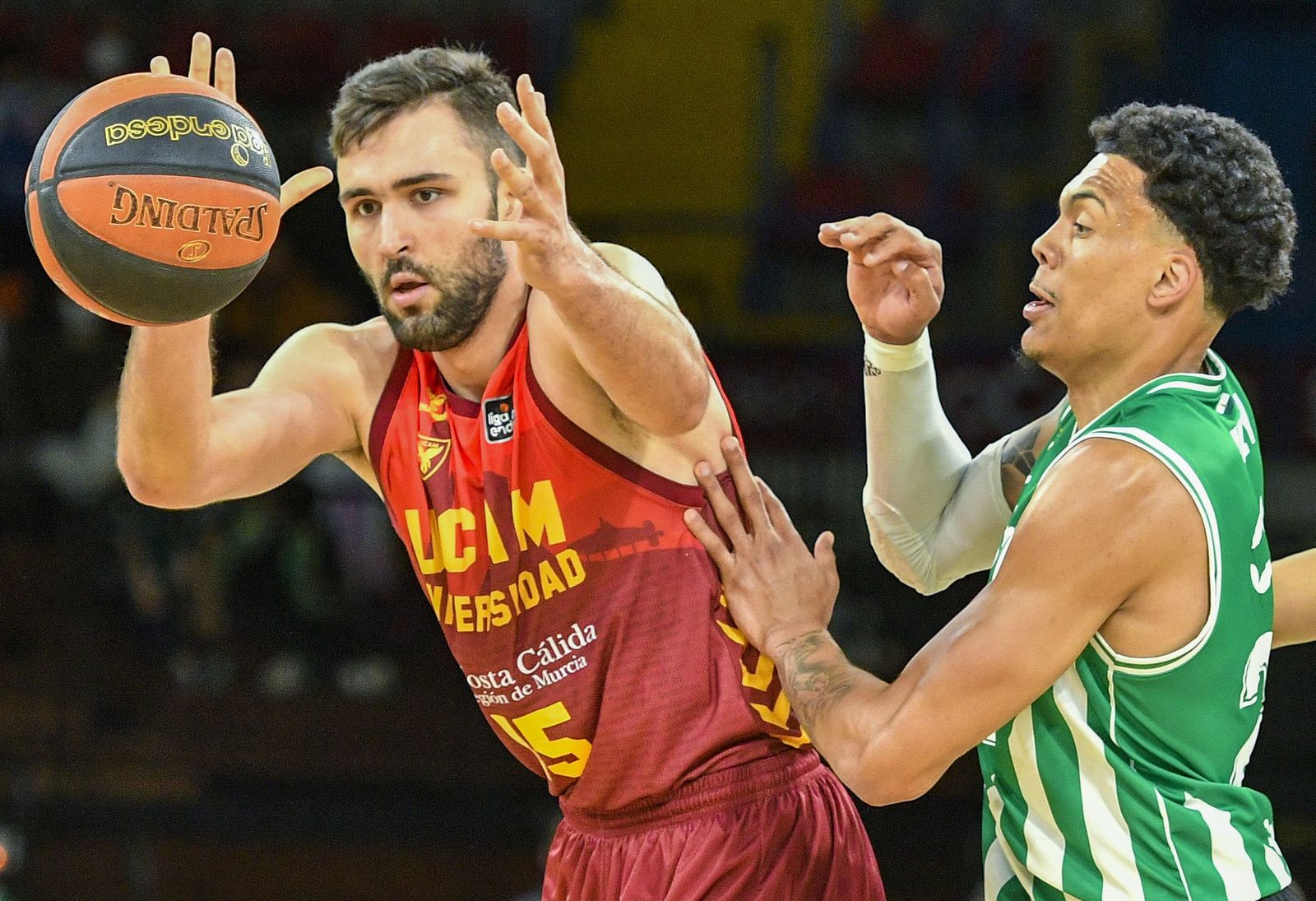 Cate se queda con un rebote ante Jakob Wiley.