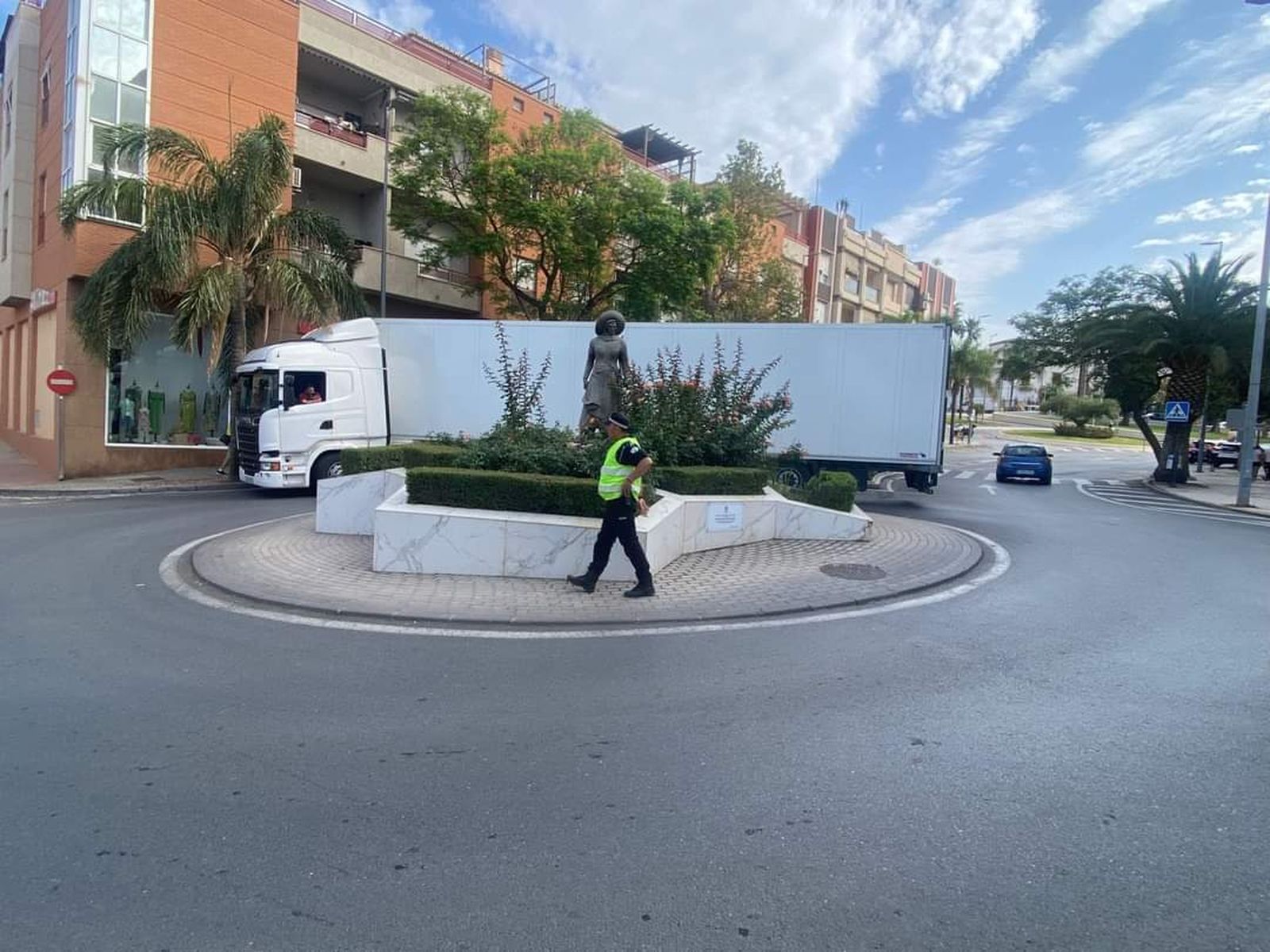 Camión atascado en la mañana de hoy en una glorieta de Motril