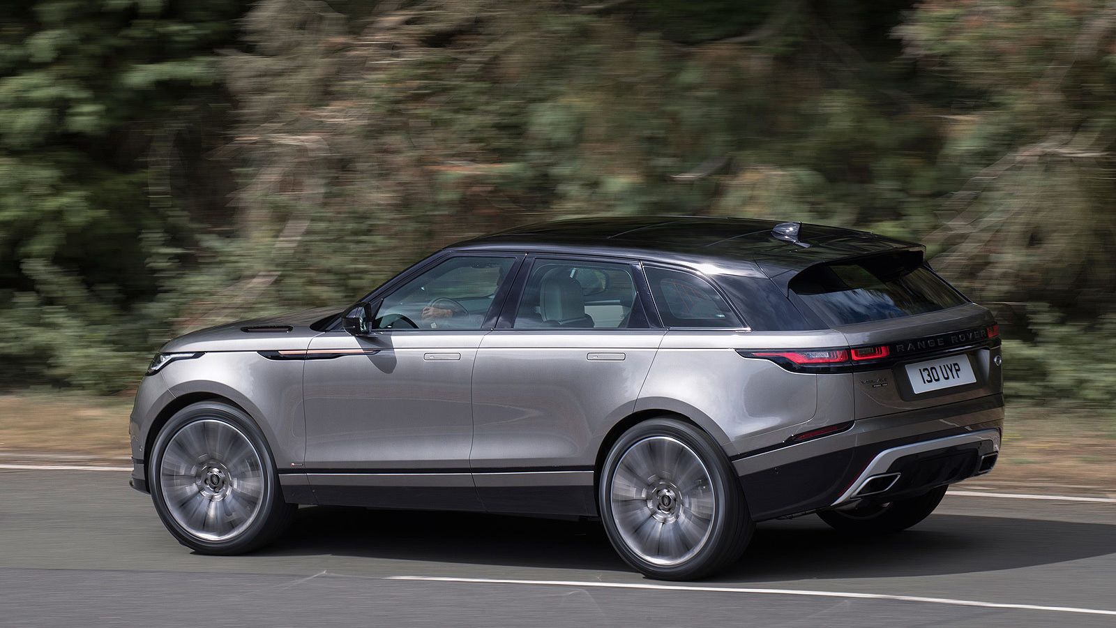 La línea de techo tiene un elevado descenso.