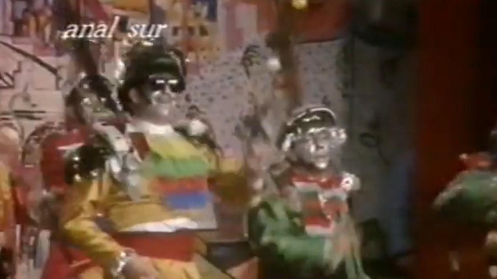 La mosca 'Anal Sur' durante la actuación de PIconeros Galácticos, Carnaval 1990 en Canal Sur