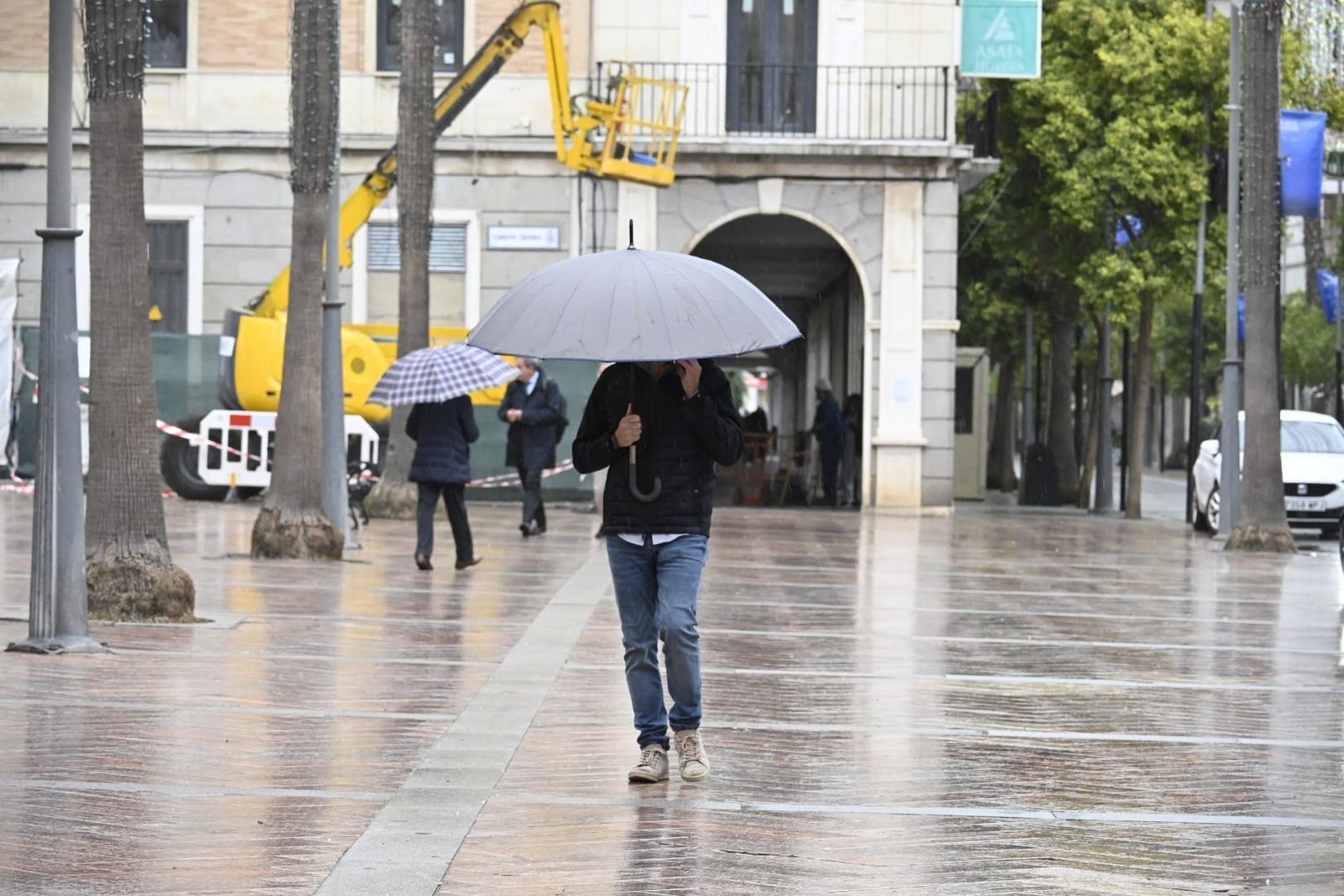 Ciudadanos con paraguas.
