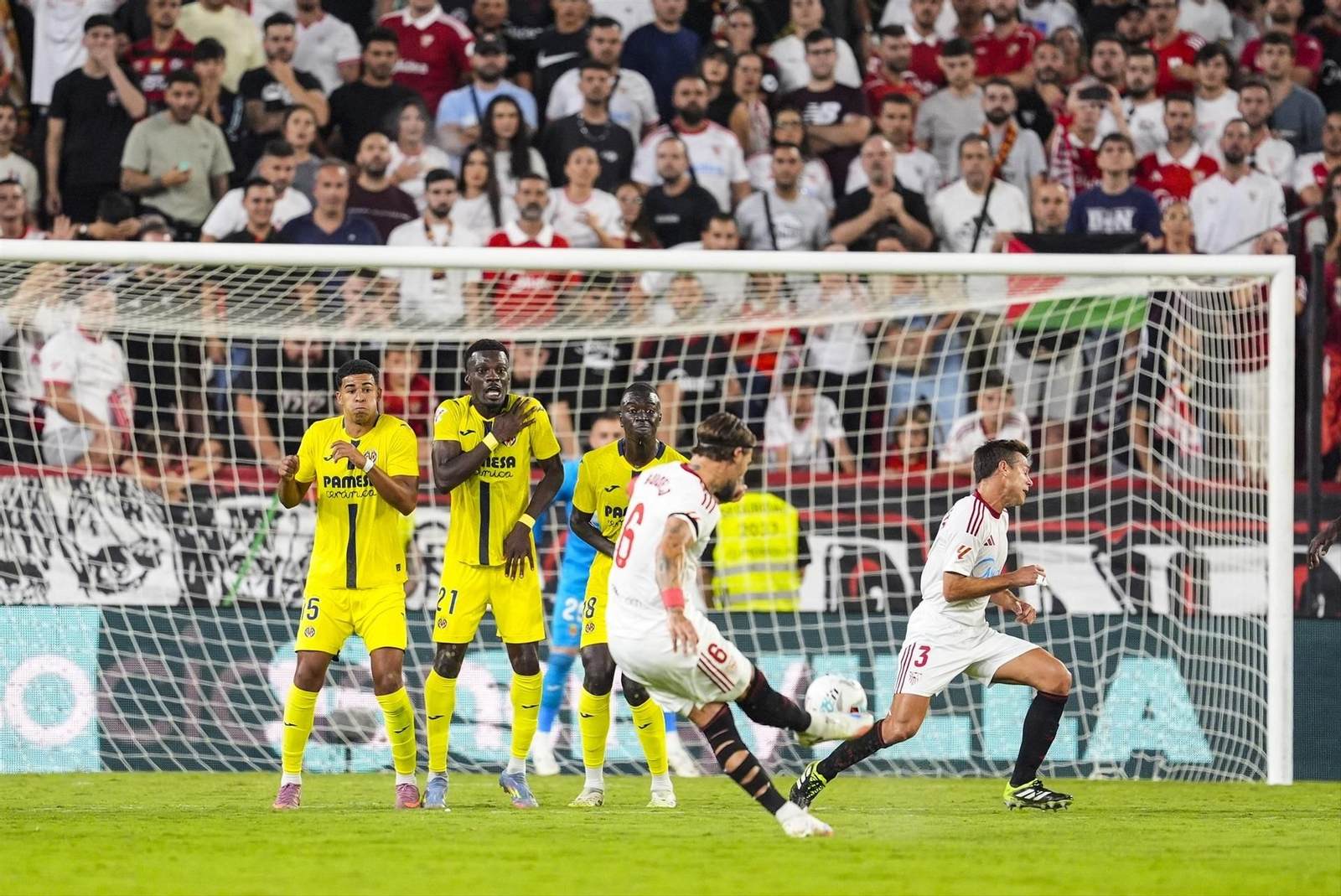 Gudelj lanza una falta en la primera mitad.